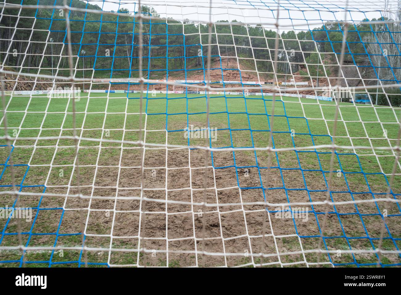 Najera, la Rioja, Spagna 22 febbraio 2024. La situazione nel campo di calcio municipale di Nájera ha generato crescenti tensioni tra il club locale e il consiglio comunale. Le carenze nella manutenzione delle strutture, compresi i problemi relativi al campo, agli spogliatoi e alle attrezzature di base, hanno portato a ripetute lamentele da parte di giocatori, allenatori e tifosi. Il club sostiene che le condizioni attuali ostacolano il normale sviluppo di sessioni di allenamento e partite, in particolare influenzando le categorie inferiori. Da parte sua, il consiglio comunale sostiene limitazioni di bilancio e sottolinea che CE ne sono altre Foto Stock