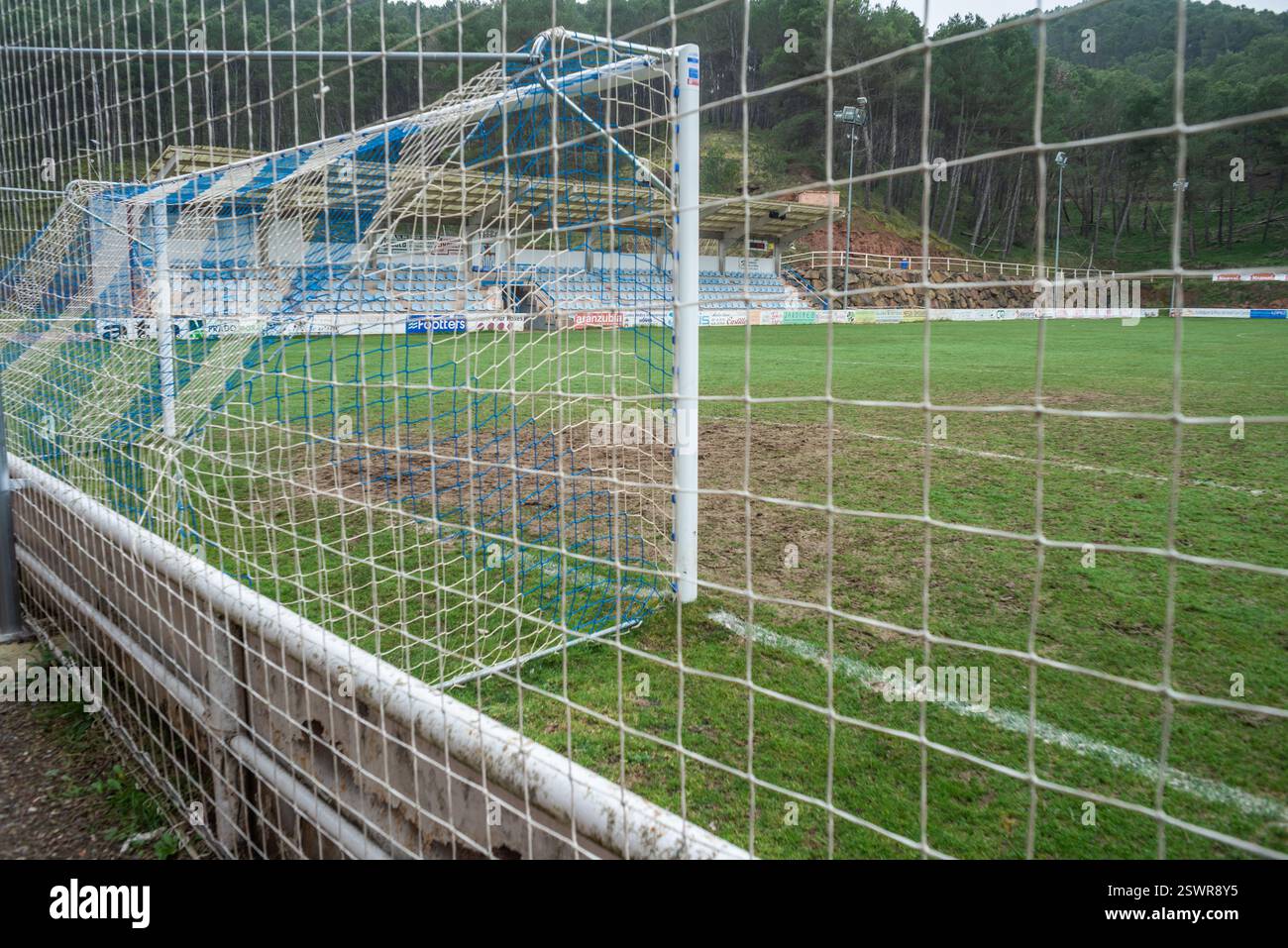 Najera, la Rioja, Spagna 22 febbraio 2024. La situazione nel campo di calcio municipale di Nájera ha generato crescenti tensioni tra il club locale e il consiglio comunale. Le carenze nella manutenzione delle strutture, compresi i problemi relativi al campo, agli spogliatoi e alle attrezzature di base, hanno portato a ripetute lamentele da parte di giocatori, allenatori e tifosi. Il club sostiene che le condizioni attuali ostacolano il normale sviluppo di sessioni di allenamento e partite, in particolare influenzando le categorie inferiori. Da parte sua, il consiglio comunale sostiene limitazioni di bilancio e sottolinea che CE ne sono altre Foto Stock