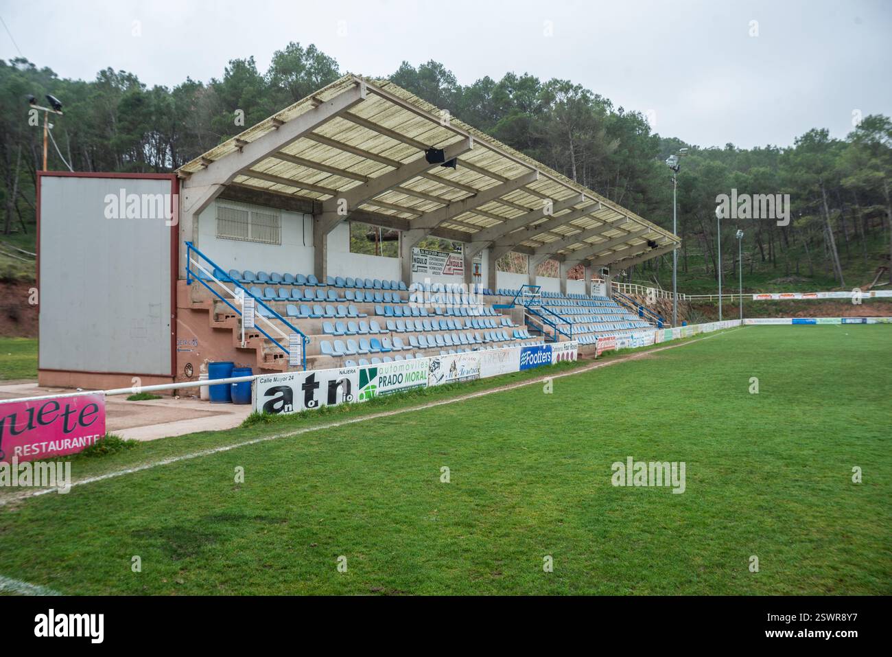 Najera, la Rioja, Spagna 22 febbraio 2024. La situazione nel campo di calcio municipale di Nájera ha generato crescenti tensioni tra il club locale e il consiglio comunale. Le carenze nella manutenzione delle strutture, compresi i problemi relativi al campo, agli spogliatoi e alle attrezzature di base, hanno portato a ripetute lamentele da parte di giocatori, allenatori e tifosi. Il club sostiene che le condizioni attuali ostacolano il normale sviluppo di sessioni di allenamento e partite, in particolare influenzando le categorie inferiori. Da parte sua, il consiglio comunale sostiene limitazioni di bilancio e sottolinea che CE ne sono altre Foto Stock