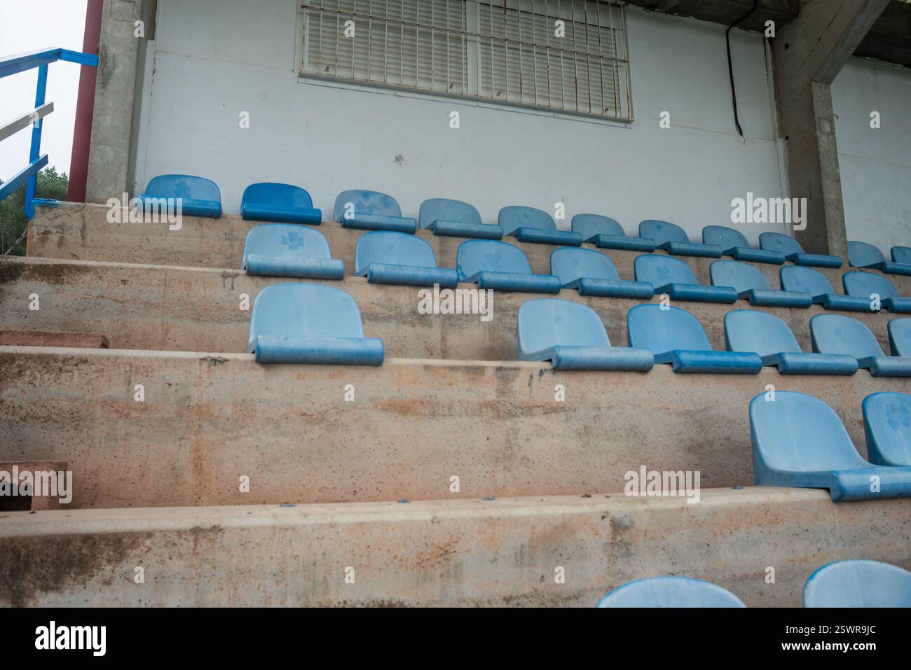Najera, la Rioja, Spagna 22 febbraio 2024. La situazione nel campo di calcio municipale di Nájera ha generato crescenti tensioni tra il club locale e il consiglio comunale. Le carenze nella manutenzione delle strutture, compresi i problemi relativi al campo, agli spogliatoi e alle attrezzature di base, hanno portato a ripetute lamentele da parte di giocatori, allenatori e tifosi. Il club sostiene che le condizioni attuali ostacolano il normale sviluppo di sessioni di allenamento e partite, in particolare influenzando le categorie inferiori. Da parte sua, il consiglio comunale sostiene limitazioni di bilancio e sottolinea che CE ne sono altre Foto Stock