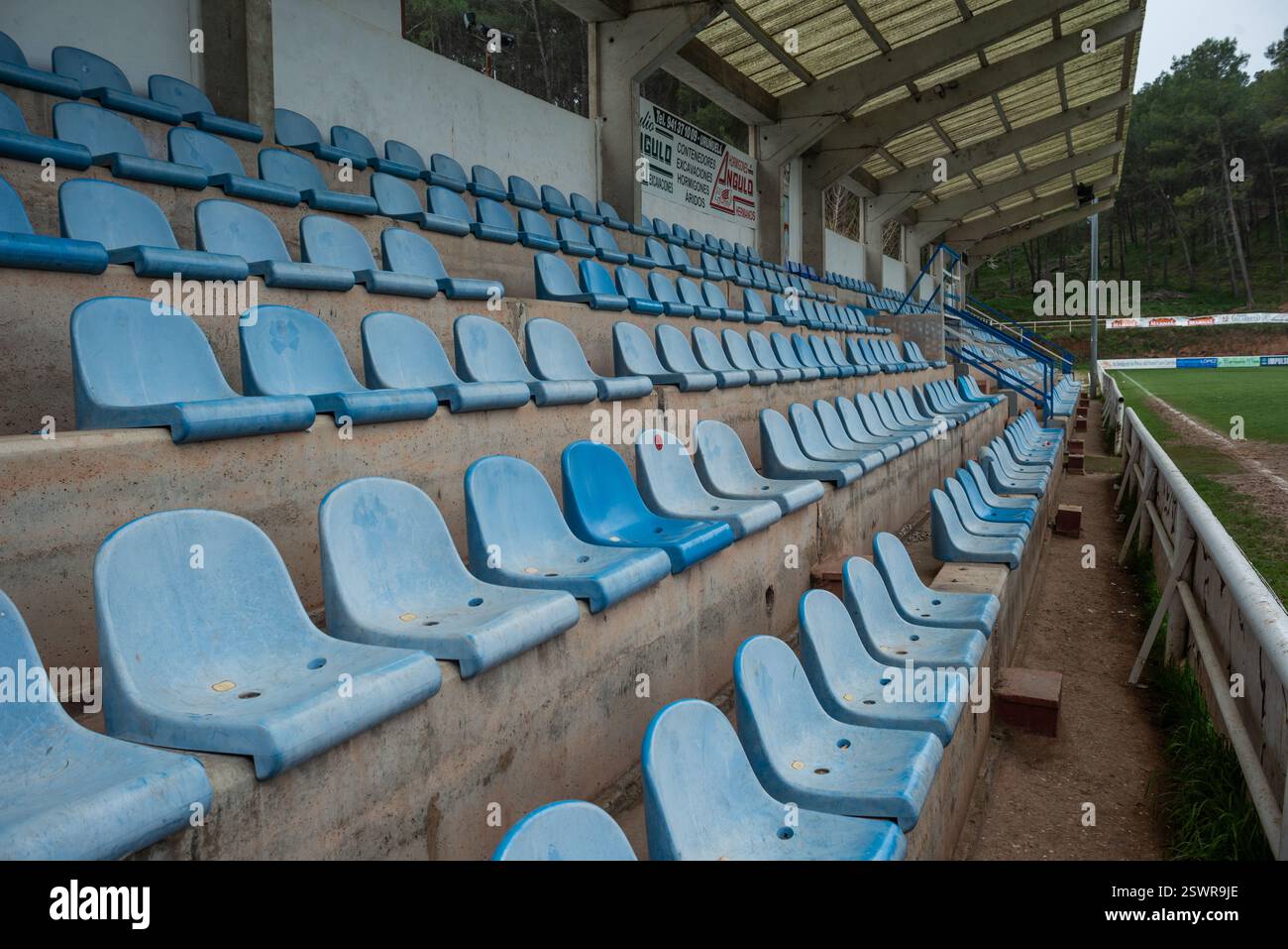 Najera, la Rioja, Spagna 22 febbraio 2024. La situazione nel campo di calcio municipale di Nájera ha generato crescenti tensioni tra il club locale e il consiglio comunale. Le carenze nella manutenzione delle strutture, compresi i problemi relativi al campo, agli spogliatoi e alle attrezzature di base, hanno portato a ripetute lamentele da parte di giocatori, allenatori e tifosi. Il club sostiene che le condizioni attuali ostacolano il normale sviluppo di sessioni di allenamento e partite, in particolare influenzando le categorie inferiori. Da parte sua, il consiglio comunale sostiene limitazioni di bilancio e sottolinea che CE ne sono altre Foto Stock
