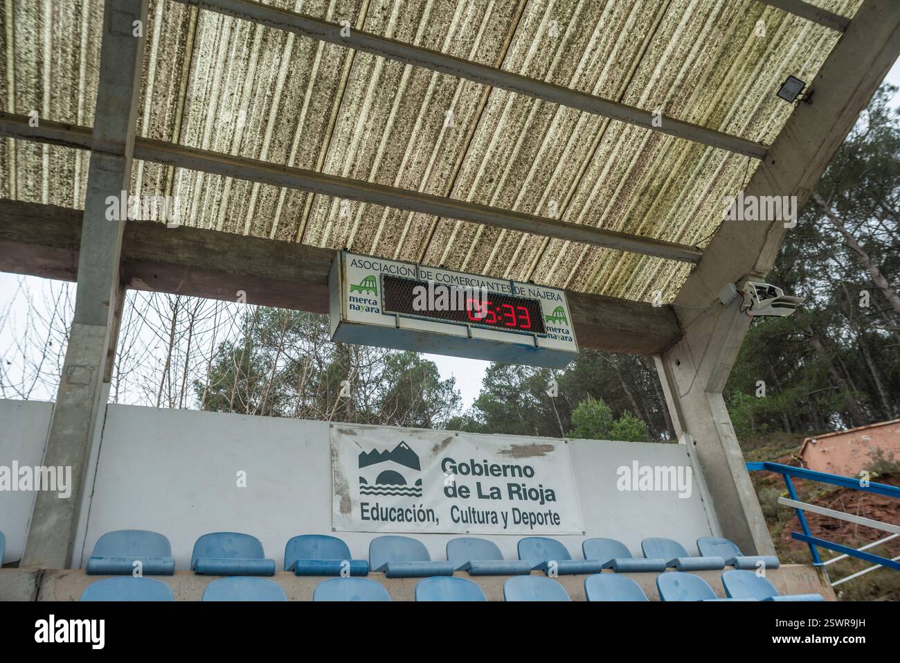 Najera, la Rioja, Spagna 22 febbraio 2024. La situazione nel campo di calcio municipale di Nájera ha generato crescenti tensioni tra il club locale e il consiglio comunale. Le carenze nella manutenzione delle strutture, compresi i problemi relativi al campo, agli spogliatoi e alle attrezzature di base, hanno portato a ripetute lamentele da parte di giocatori, allenatori e tifosi. Il club sostiene che le condizioni attuali ostacolano il normale sviluppo di sessioni di allenamento e partite, in particolare influenzando le categorie inferiori. Da parte sua, il consiglio comunale sostiene limitazioni di bilancio e sottolinea che CE ne sono altre Foto Stock