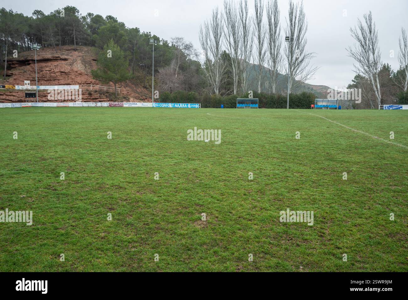 Najera, la Rioja, Spagna 22 febbraio 2024. La situazione nel campo di calcio municipale di Nájera ha generato crescenti tensioni tra il club locale e il consiglio comunale. Le carenze nella manutenzione delle strutture, compresi i problemi relativi al campo, agli spogliatoi e alle attrezzature di base, hanno portato a ripetute lamentele da parte di giocatori, allenatori e tifosi. Il club sostiene che le condizioni attuali ostacolano il normale sviluppo di sessioni di allenamento e partite, in particolare influenzando le categorie inferiori. Da parte sua, il consiglio comunale sostiene limitazioni di bilancio e sottolinea che CE ne sono altre Foto Stock
