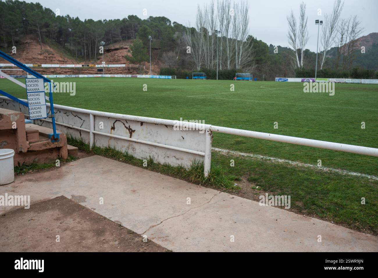 Najera, la Rioja, Spagna 22 febbraio 2024. La situazione nel campo di calcio municipale di Nájera ha generato crescenti tensioni tra il club locale e il consiglio comunale. Le carenze nella manutenzione delle strutture, compresi i problemi relativi al campo, agli spogliatoi e alle attrezzature di base, hanno portato a ripetute lamentele da parte di giocatori, allenatori e tifosi. Il club sostiene che le condizioni attuali ostacolano il normale sviluppo di sessioni di allenamento e partite, in particolare influenzando le categorie inferiori. Da parte sua, il consiglio comunale sostiene limitazioni di bilancio e sottolinea che CE ne sono altre Foto Stock