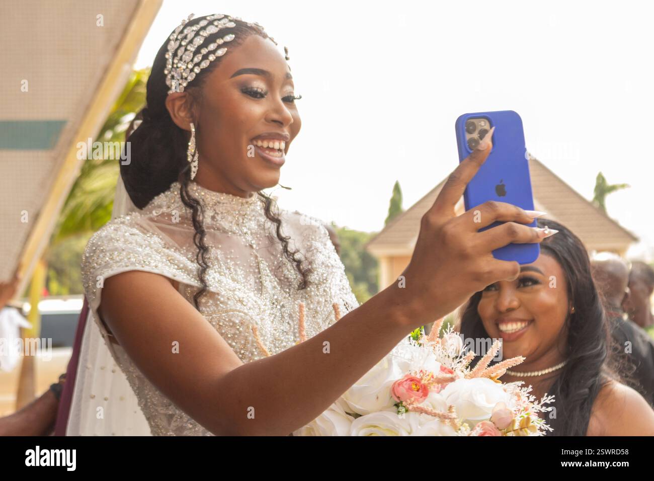 momenti sinceri di un matrimonio nigeriano a enugu che mostra sposa, sposo, ospiti e venditori, tra cui fotografo di matrimonio Foto Stock