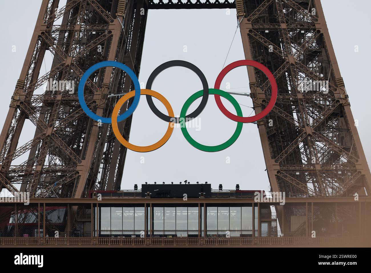 26 luglio 2024 - Parigi, Francia: La Torre Eiffel ospita gli anelli olimpici durante la cerimonia di apertura delle Olimpiadi di Parigi 2024 (foto di Mickael Foto Stock