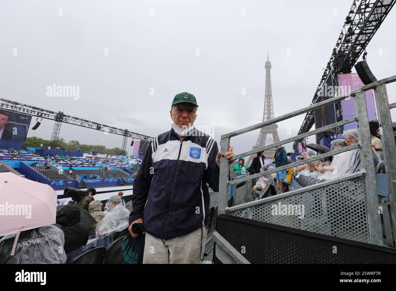 26 luglio 2024 - Parigi, Francia: Gli spettatori indossano il cappotto antipioggia e tengono in mano gli ombrelli come cerimonia di apertura delle Olimpiadi di Parigi 2024, la prima ad Olimpica Foto Stock