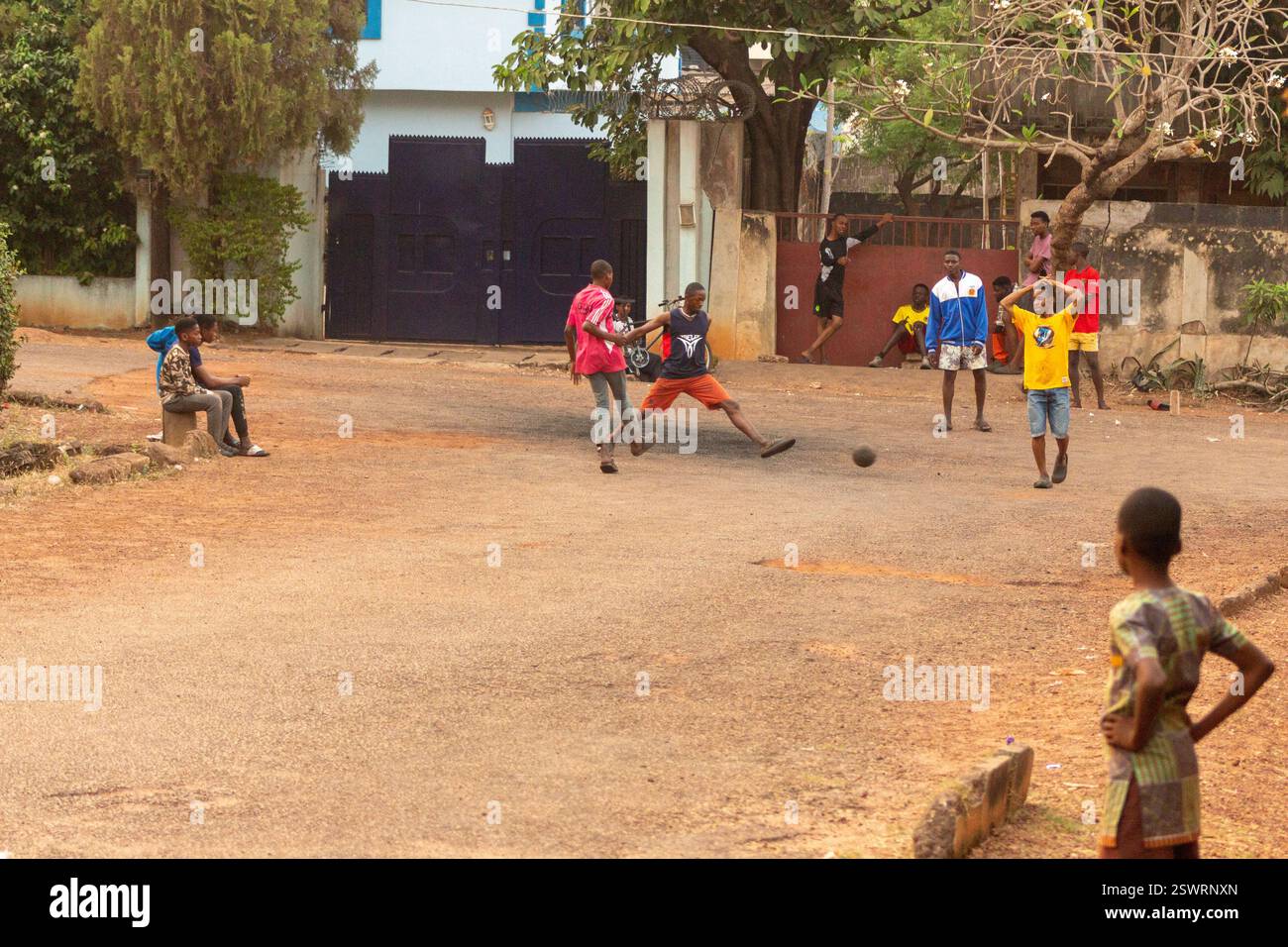 serie fotografica di giovani neri che giocano a football di strada nel loro quartiere di enugu nigeria Foto Stock