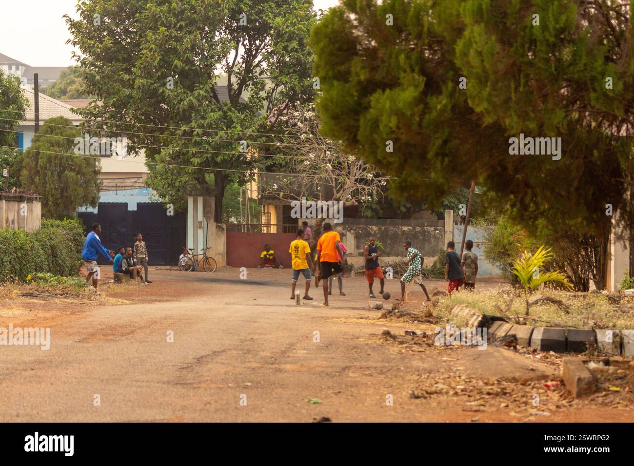 serie fotografica di giovani neri che giocano a football di strada nel loro quartiere di enugu nigeria Foto Stock