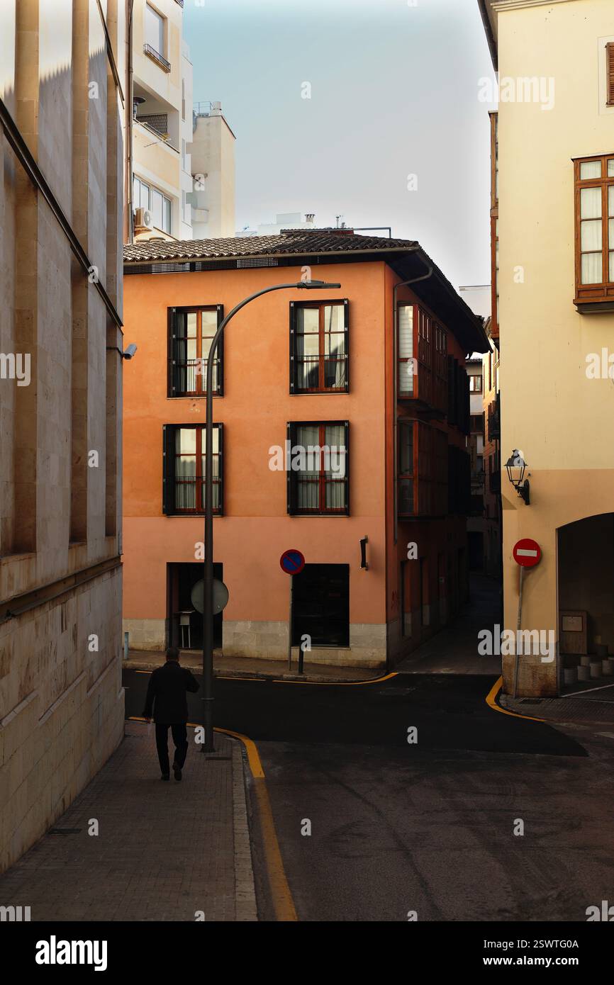 Strada accogliente in spagna sull'isola simmetrica e convergente Foto Stock