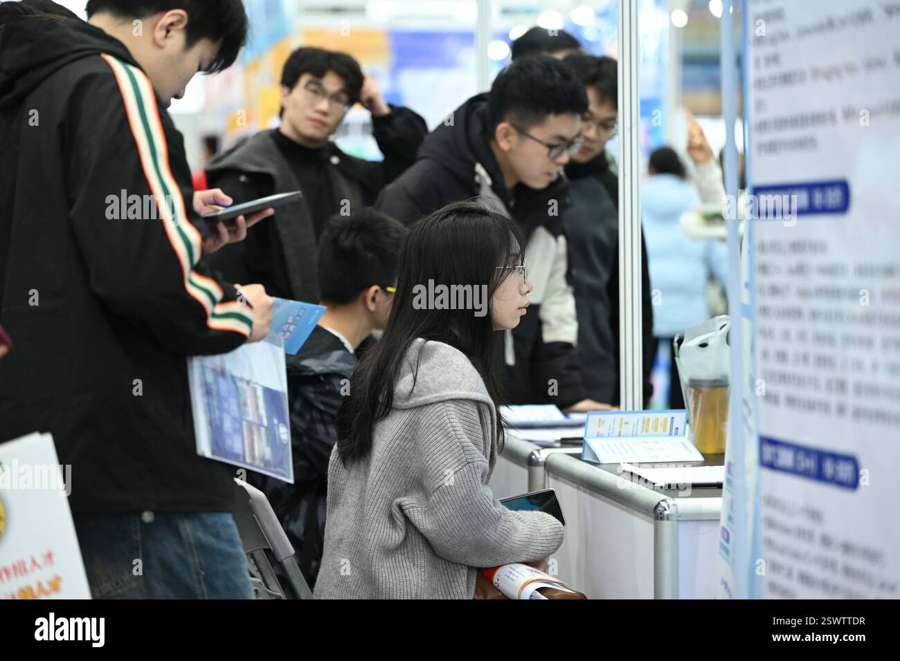 Gli amanti del lavoro cercano opportunità di lavoro alla Spring Talent Exchange 2025 di Nanning, nella regione autonoma del Guangxi Zhuang nella Cina meridionale, 22 febbraio 2025. Foto Stock