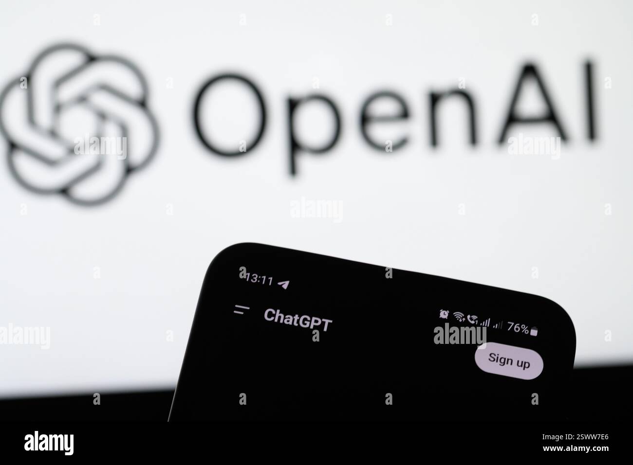 Leopoli, Ucraina 22 febbraio 2025. In questa illustrazione fotografica, un logo ChatGPT viene visualizzato su uno smartphone con un logo in OpenAI sullo sfondo. OpenAI continua a far progredire le proprie tecnologie di intelligenza artificiale, con strumenti utilizzati in vari settori per migliorare la produttività e l'innovazione. Foto Stock