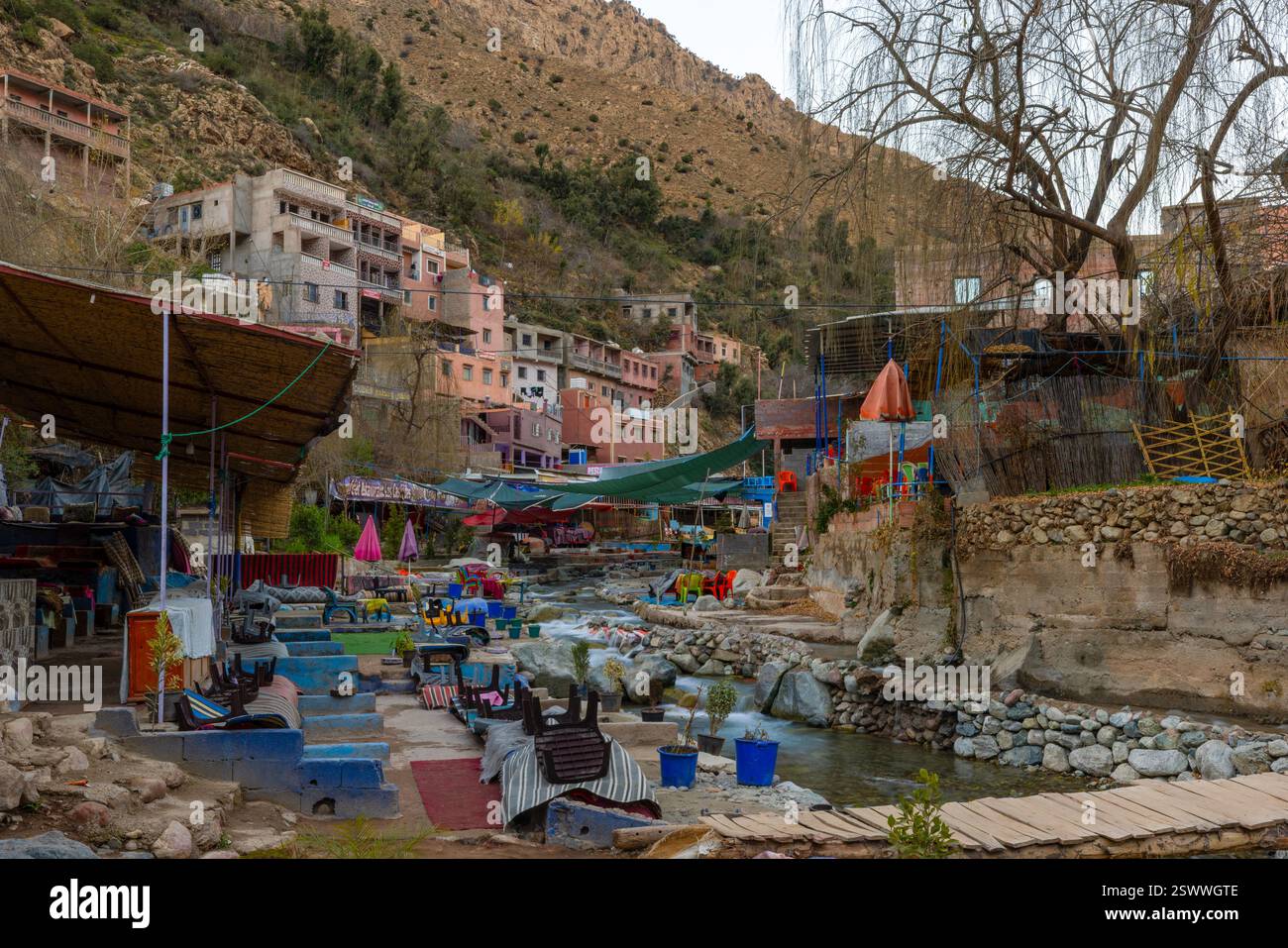 La valle di Ourika è una valle dell'alto Atlante marocchino, vicino a Marrakech. È una destinazione popolare per escursioni a piedi, nuoto e vedere il fiume Foto Stock
