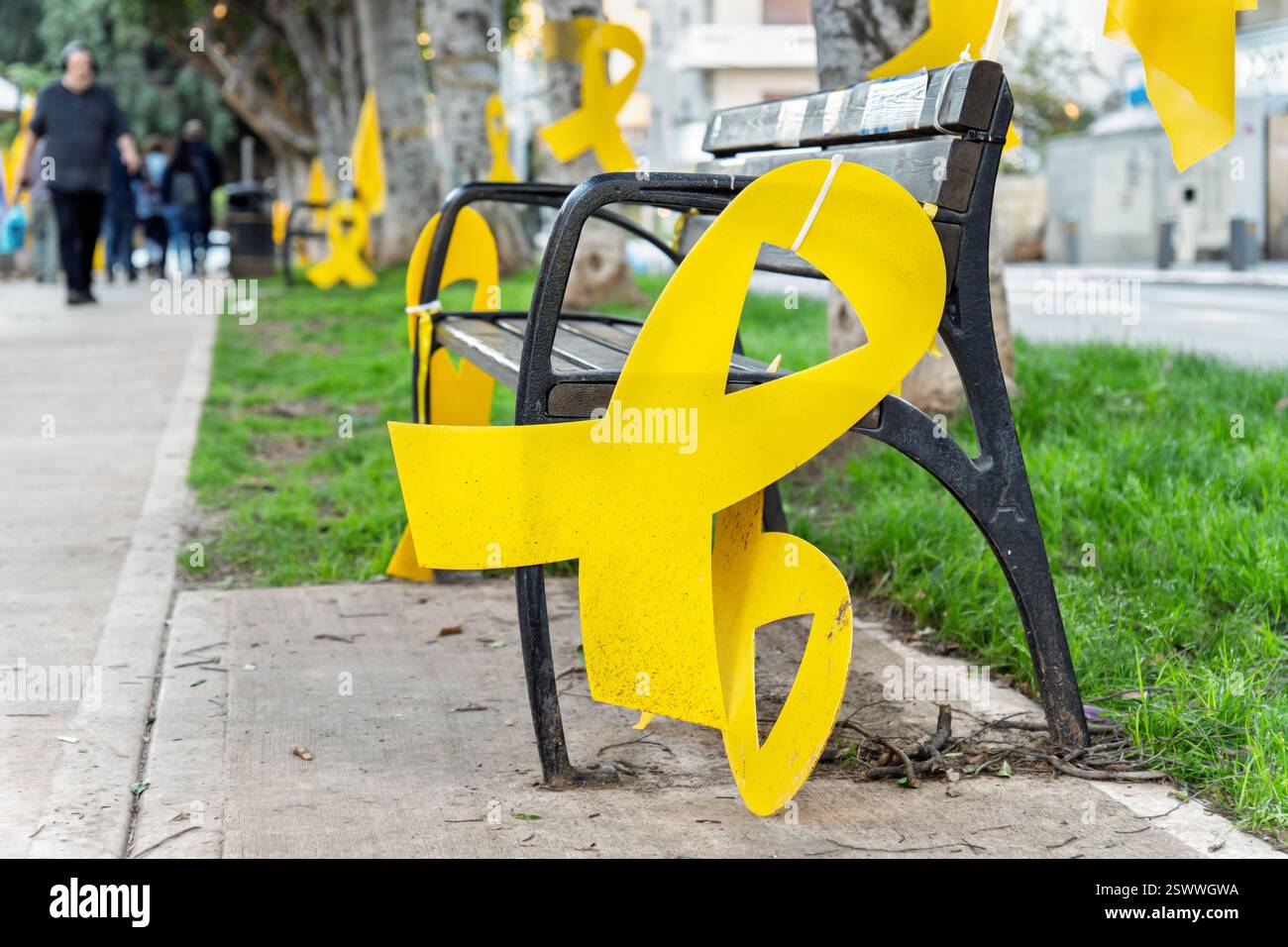 Tel Aviv, Israele - 14 febbraio 2025. Portali a casa ora installando nastri gialli di plastica legati su una panchina sul Rotshild bulevard Foto Stock