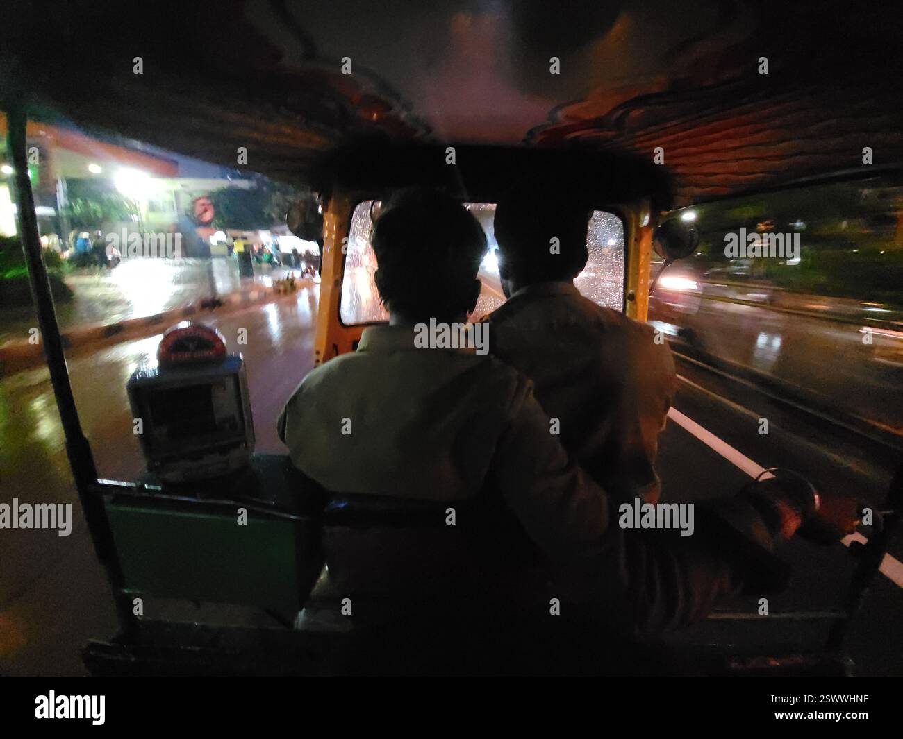 Modalità di trasporto - Auto - risciò su strade indiane. Foto Stock