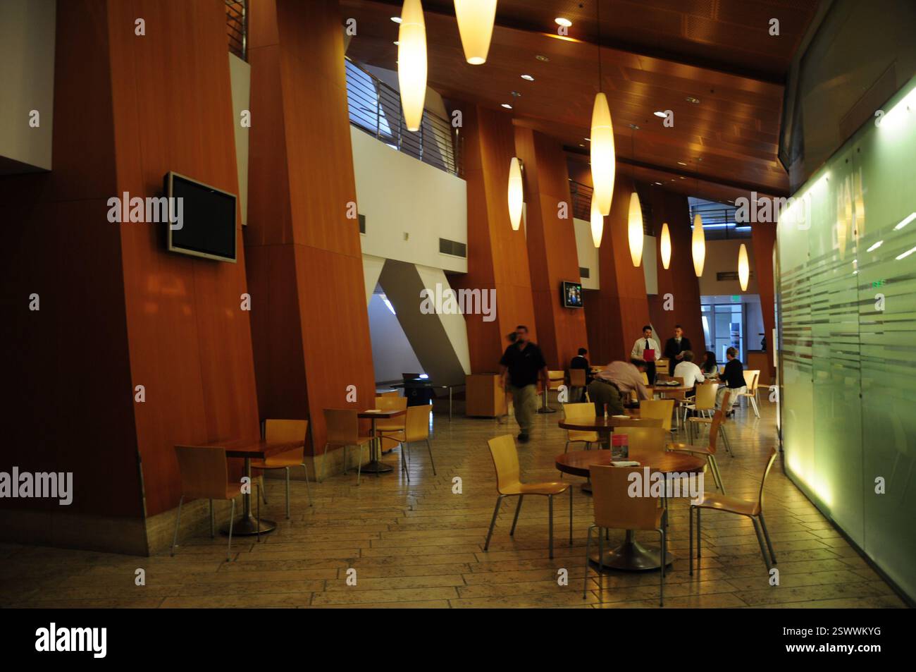 Los Angeles, California, Stati Uniti. 12 maggio 2012: Vista interna di una moderna area pranzo nella Walt Disney Concert Hall, Los Angeles. Foto Stock