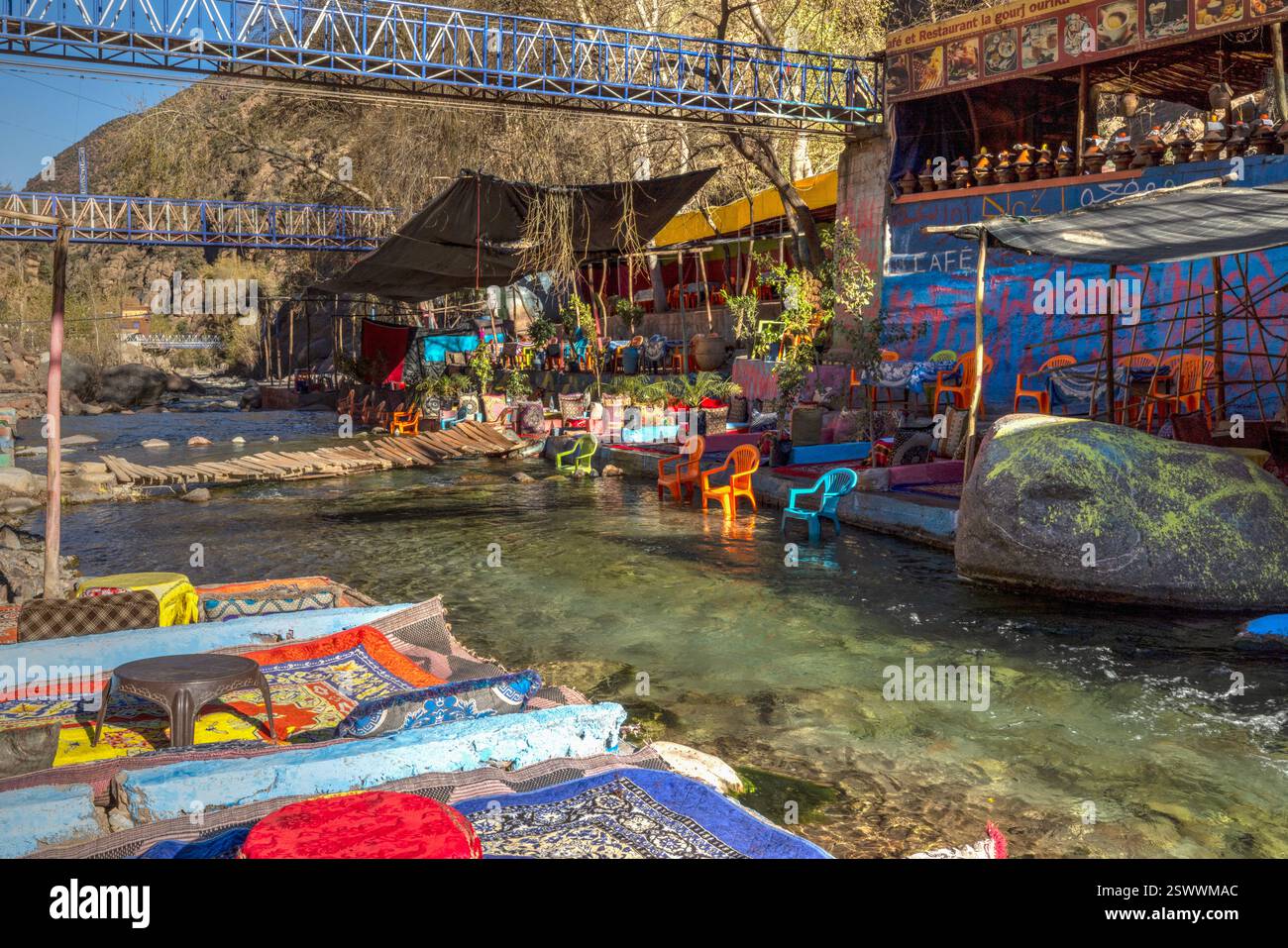 La valle di Ourika è una valle dell'alto Atlante marocchino, vicino a Marrakech. È una destinazione popolare per escursioni a piedi, nuoto e vedere il fiume Foto Stock
