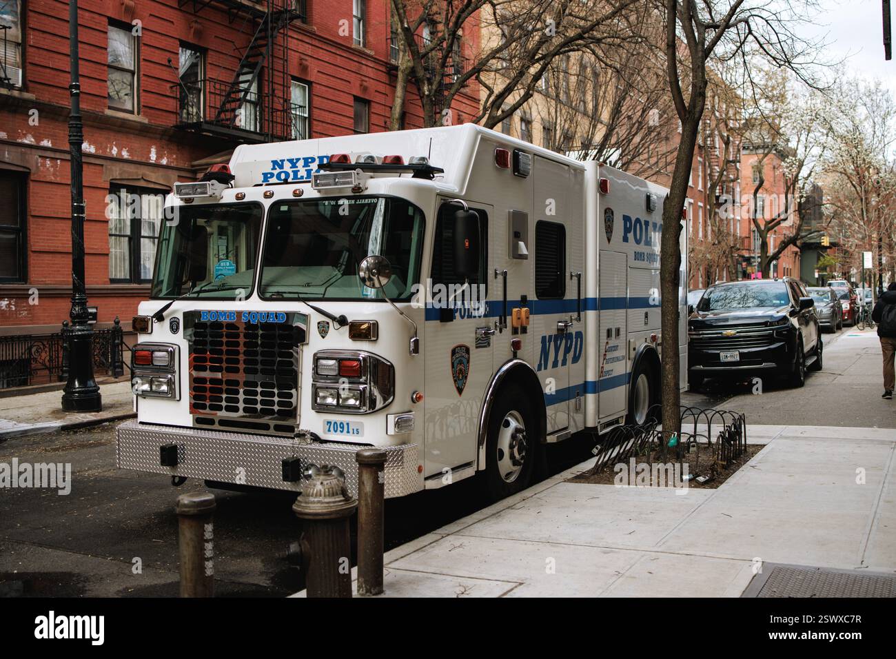 NEW YORK, USA - 5 APRILE 2024: Camion della squadra bomba della polizia di New York parcheggiato in una strada nel Greenwich Village. Il veicolo specializzato viene utilizzato per lo smaltimento di esplosivi A. Foto Stock
