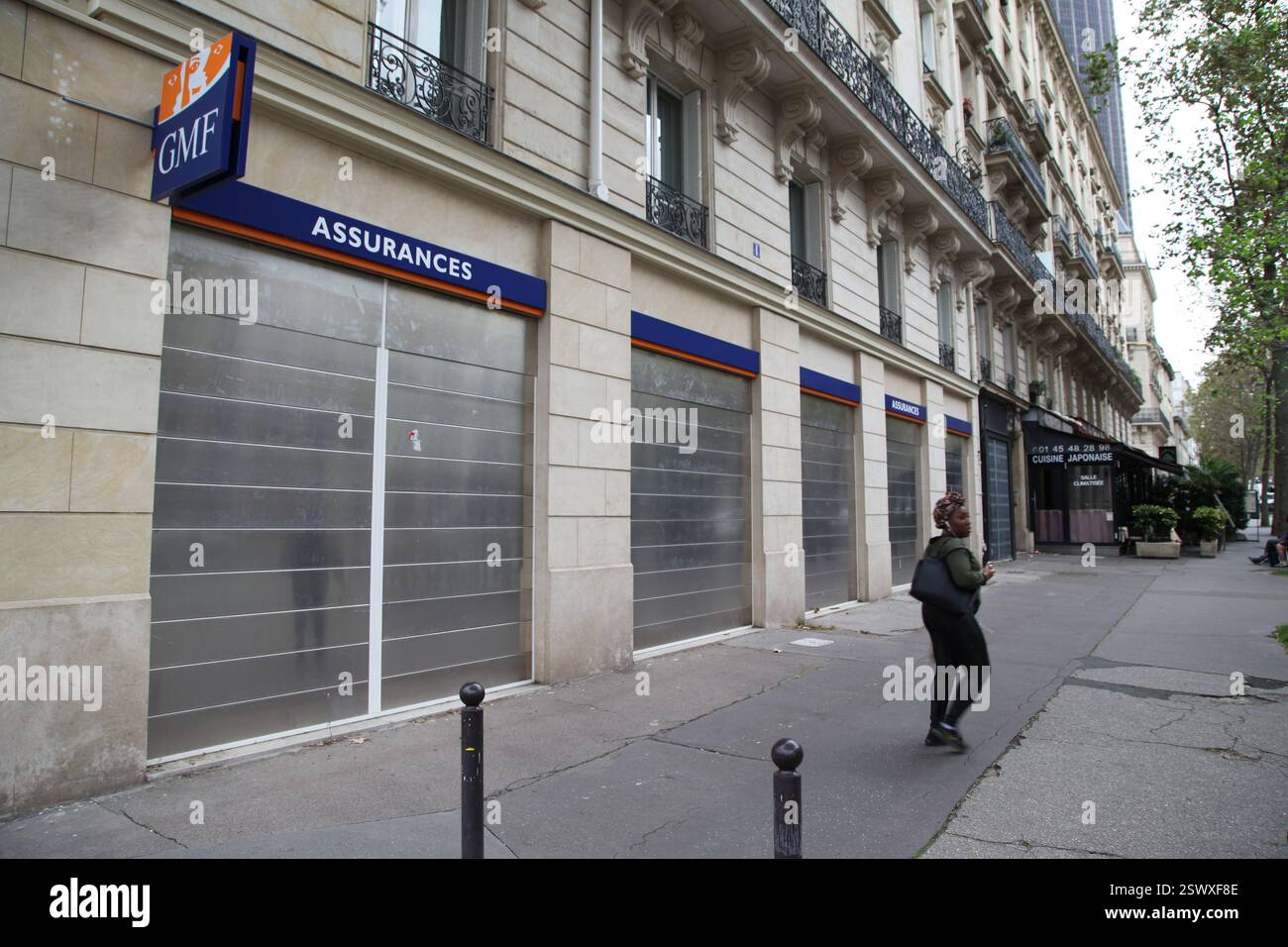 Francia Parigi : Assurance GMF barricadé pour la manifestation intersyndicale contre l'austérité 13 octobre 2023 Foto Stock
