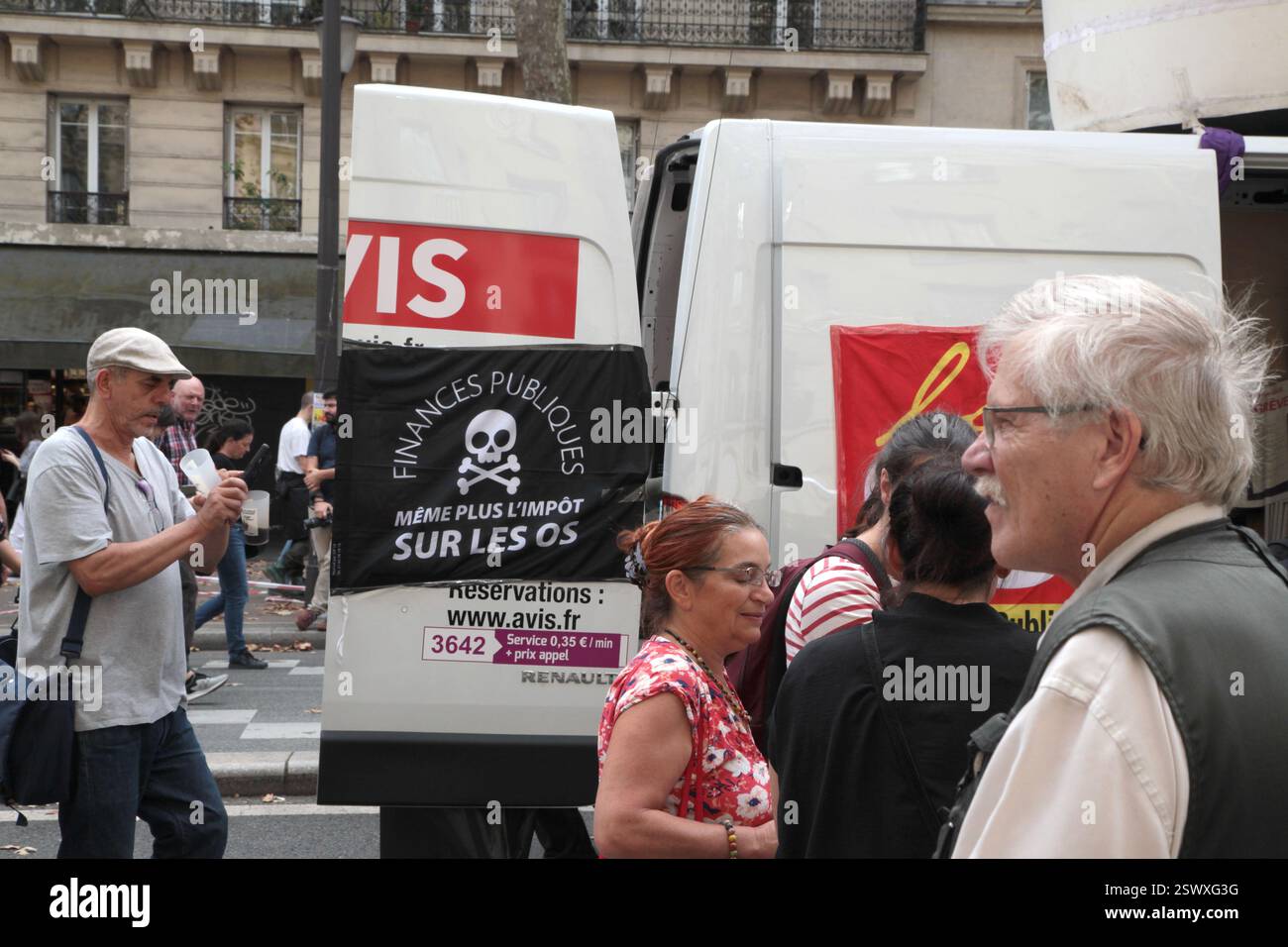 Francia Parigi : drapeau finances publiques meme Plus la peau sur les os manifestation intersyndicale contre l'austérité 13 octobre 2023 Foto Stock