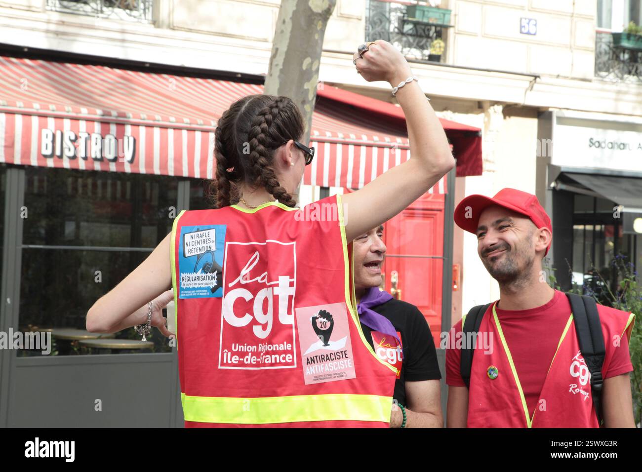 Francia Parigi : CGT jeune femme lève le poing de dos manifestation intersyndicale contre l'austérité 13 octobre 2023 Foto Stock