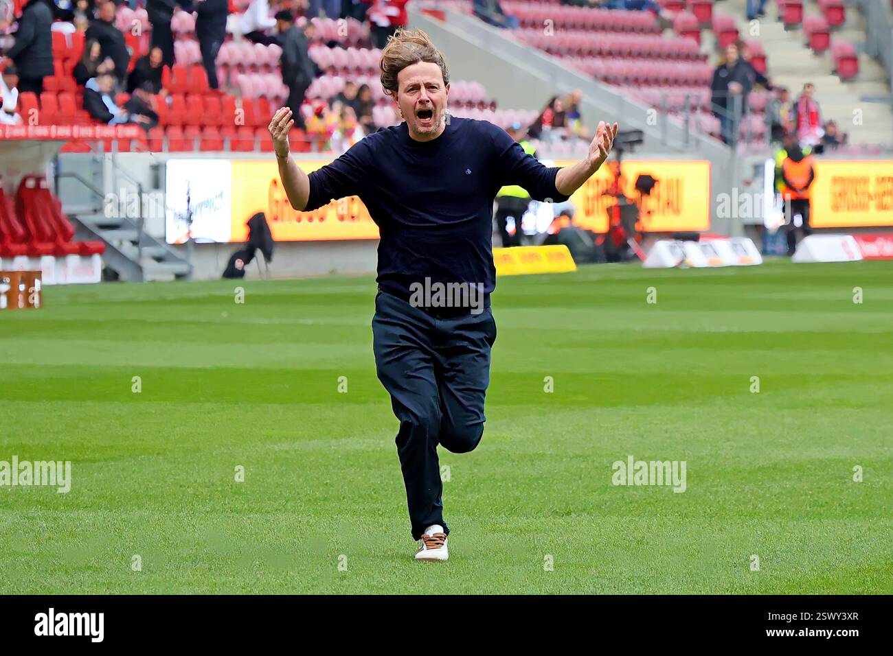 Mainz, Germania. 22 febbraio 2025. Mainz, Deutschland 22. Febbraio 2025: 1. BL - 2024/2025 - FSV Mainz 05 vs. FC St. Pauli Im Bild: Allenatore Bo Henriksen (Mainz) feuert schon knapp eine Stunde vor Spielbeginn die eigegen fans AN. // le normative DFL vietano qualsiasi uso di fotografie come sequenze di immagini e/o quasi-video // credito: dpa/Alamy Live News Foto Stock