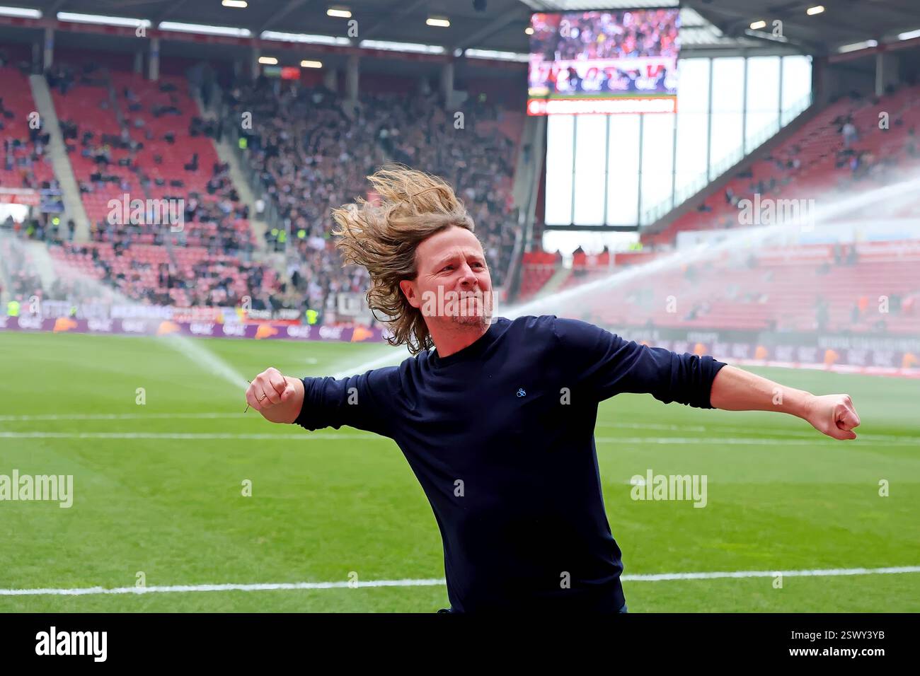 Mainz, Germania. 22 febbraio 2025. Mainz, Deutschland 22. Febbraio 2025: 1. BL - 2024/2025 - FSV Mainz 05 vs. FC St. Pauli Im Bild: Allenatore Bo Henriksen (Mainz) feuert schon knapp eine Stunde vor Spielbeginn die eigegen fans AN. // le normative DFL vietano qualsiasi uso di fotografie come sequenze di immagini e/o quasi-video // credito: dpa/Alamy Live News Foto Stock