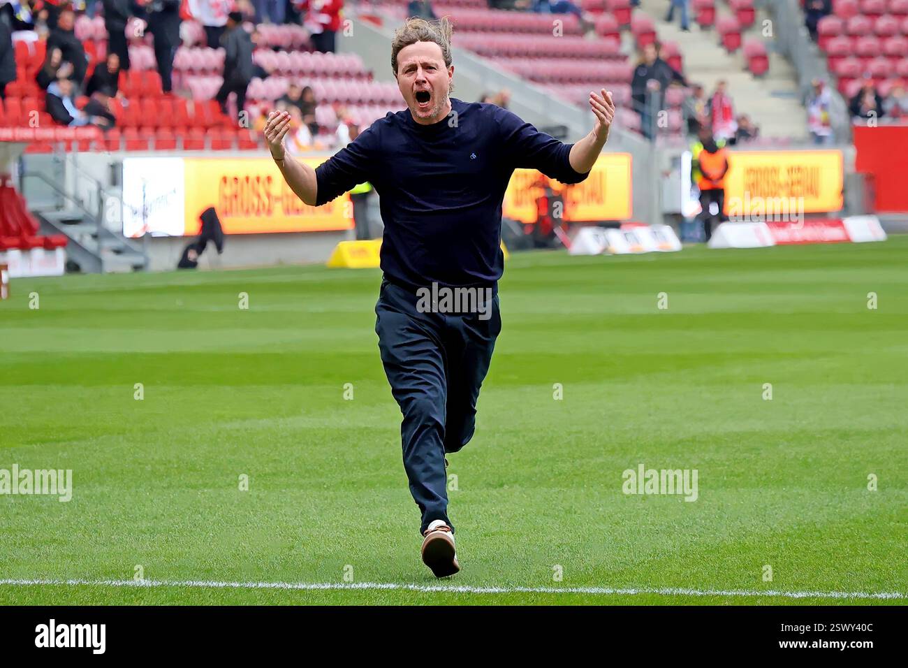 Mainz, Germania. 22 febbraio 2025. Mainz, Deutschland 22. Febbraio 2025: 1. BL - 2024/2025 - FSV Mainz 05 vs. FC St. Pauli Im Bild: Allenatore Bo Henriksen (Mainz) feuert schon knapp eine Stunde vor Spielbeginn die eigegen fans AN. // le normative DFL vietano qualsiasi uso di fotografie come sequenze di immagini e/o quasi-video // credito: dpa/Alamy Live News Foto Stock