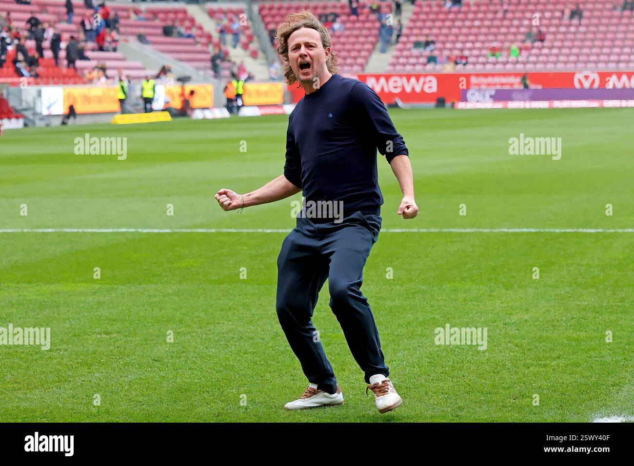 Mainz, Germania. 22 febbraio 2025. Mainz, Deutschland 22. Febbraio 2025: 1. BL - 2024/2025 - FSV Mainz 05 vs. FC St. Pauli Im Bild: Allenatore Bo Henriksen (Mainz) feuert schon knapp eine Stunde vor Spielbeginn die eigegen fans AN. // le normative DFL vietano qualsiasi uso di fotografie come sequenze di immagini e/o quasi-video // credito: dpa/Alamy Live News Foto Stock