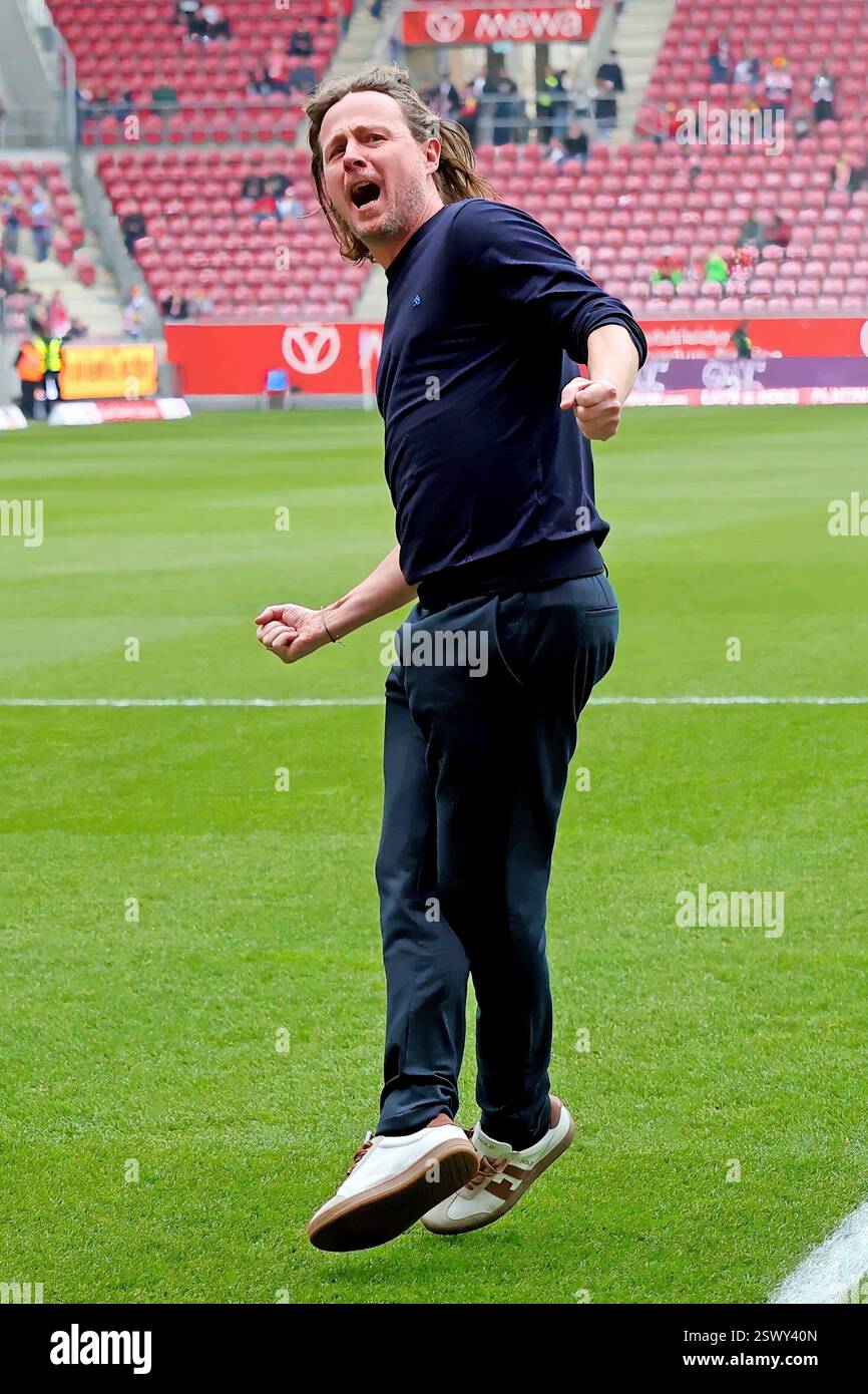 Mainz, Germania. 22 febbraio 2025. Mainz, Deutschland 22. Febbraio 2025: 1. BL - 2024/2025 - FSV Mainz 05 vs. FC St. Pauli Im Bild: Allenatore Bo Henriksen (Mainz) feuert schon knapp eine Stunde vor Spielbeginn die eigegen fans AN. // le normative DFL vietano qualsiasi uso di fotografie come sequenze di immagini e/o quasi-video // credito: dpa/Alamy Live News Foto Stock