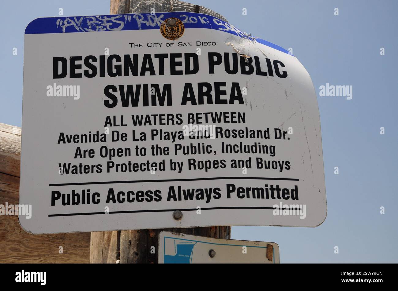 Area pubblica per la nuotata a San Diego, CALIFORNIA, sotto Clear Blue Sky Foto Stock