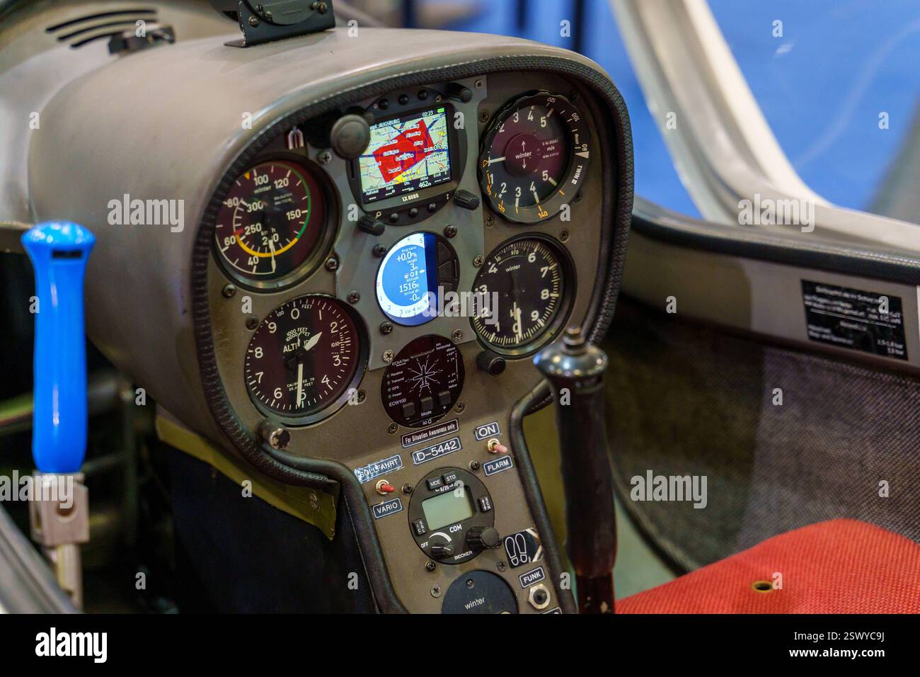 Augusta, Baviera, Germania - 2 febbraio 2024: La cabina di pilotaggio dettagliata di un aliante Twin III. Vari strumenti come variometro, altimetro e display GPS forniscono al pilota importanti dati di volo per una navigazione sicura *** Das detaillierte Cockpit eines Segelflugzeugs vom Typ Twin III. Verschiedene Instrumente wie Variometer, Höhenmesser und GPS-display bieten dem Piloten wichtige Flugdaten für eine sichere Navigation Foto Stock