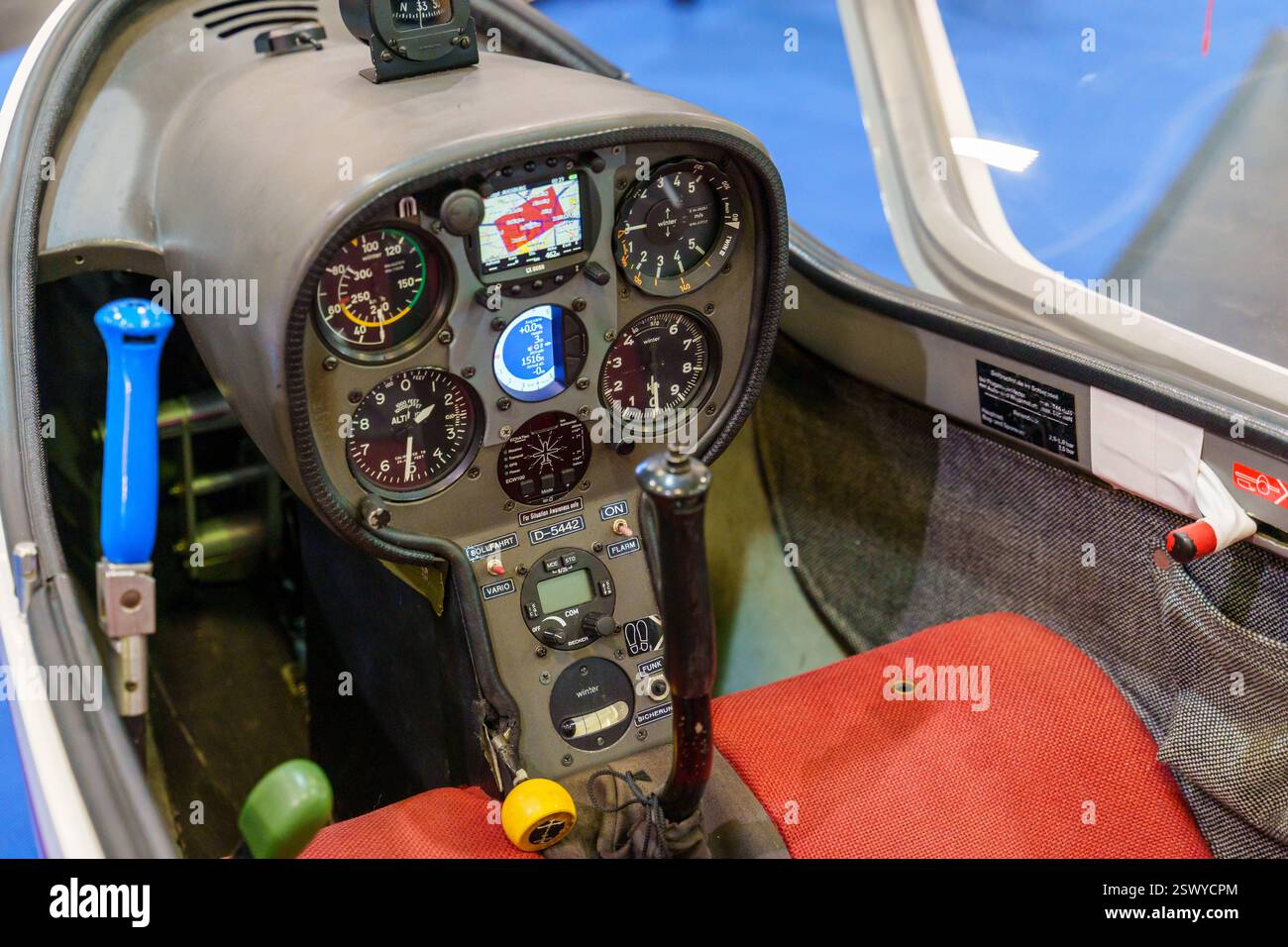 Augusta, Baviera, Germania - 2 febbraio 2024: La cabina di pilotaggio dettagliata di un aliante Twin III. Vari strumenti come variometro, altimetro e display GPS forniscono al pilota importanti dati di volo per una navigazione sicura *** Das detaillierte Cockpit eines Segelflugzeugs vom Typ Twin III. Verschiedene Instrumente wie Variometer, Höhenmesser und GPS-display bieten dem Piloten wichtige Flugdaten für eine sichere Navigation Foto Stock