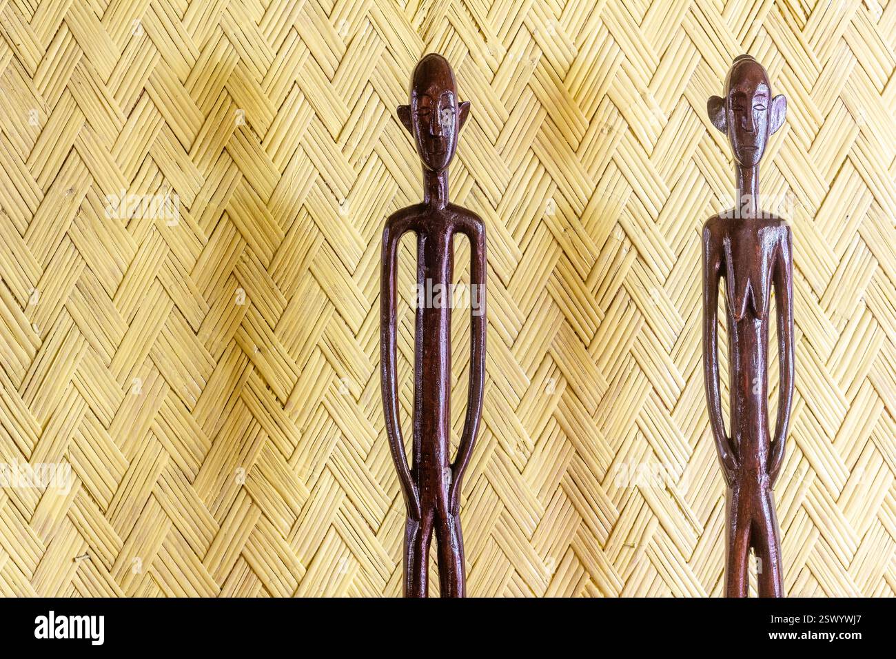 Sottili sculture in legno di figure indigene in legno scuro utilizzate come decorazioni in una casa sulla spiaggia a Palawan, Filippine Foto Stock