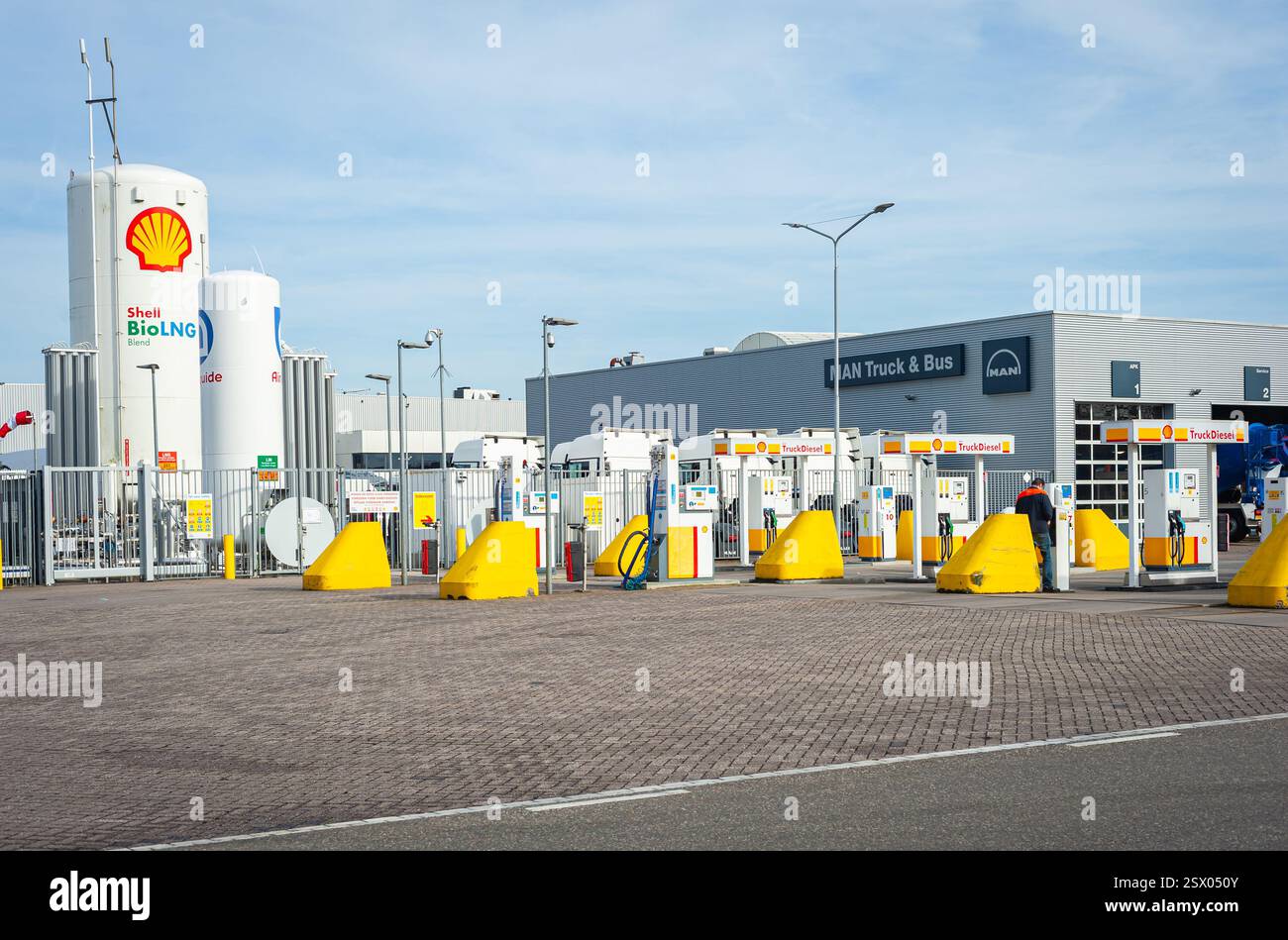 GNL (gas naturale liquido) stazione di servizio Shell presso il centro camion nel centro di distribuzione Doelwijk a Waddinxveen, Paesi Bassi Foto Stock