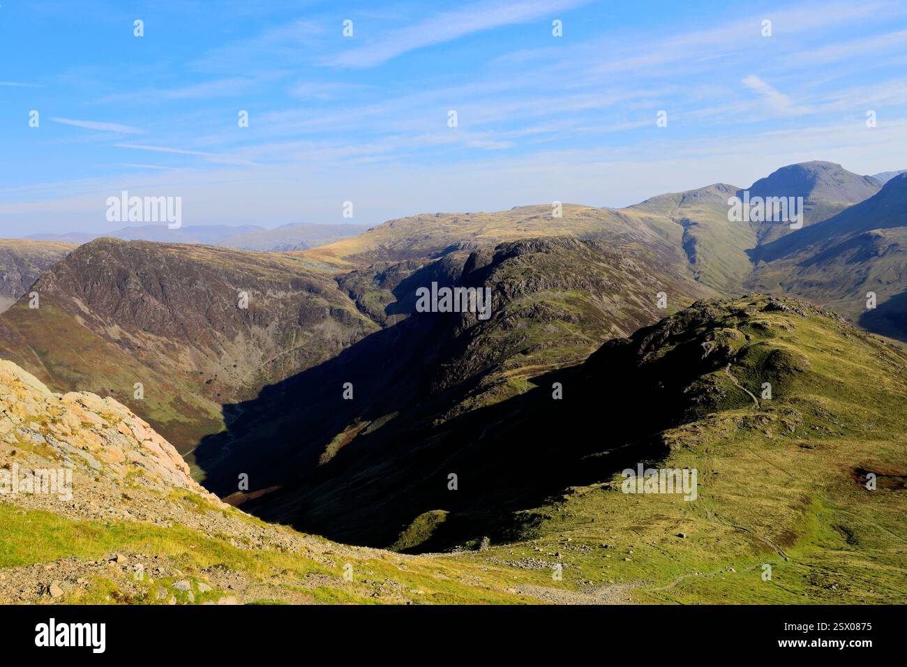 Vista di Haystacks Fell sopra Buttermere, Lake District National Park, Cumbria, Inghilterra, Regno Unito Haystacks Fell è una delle 214 Wainwright Fells. Foto Stock