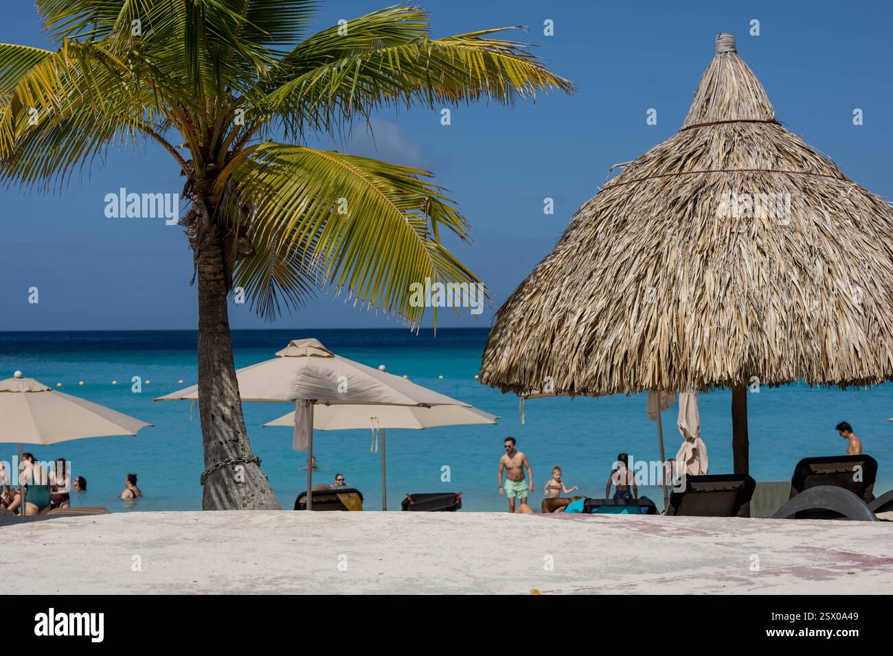 Turisti sulla spiaggia di Curacao Foto Stock