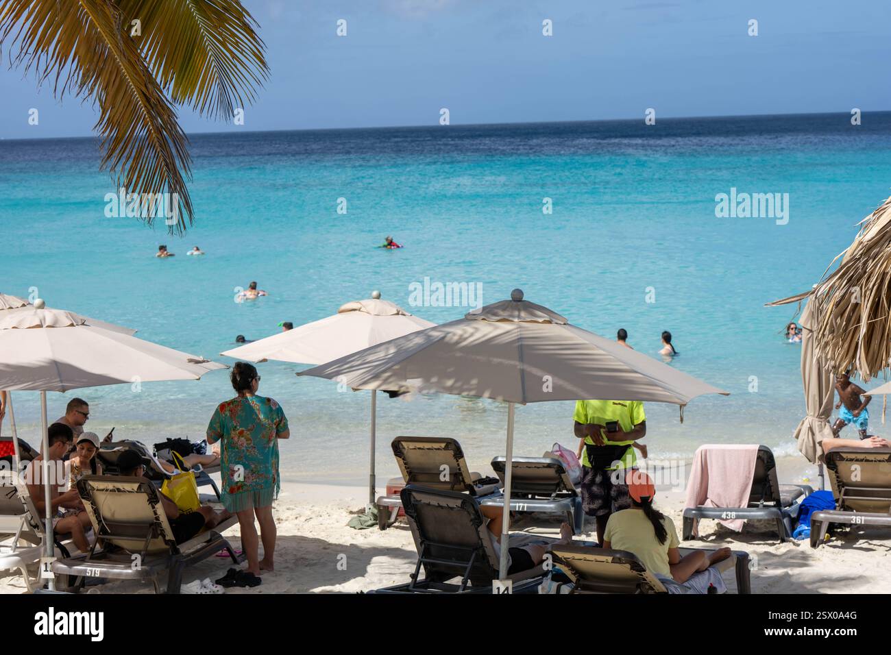 Turisti sulla spiaggia di Curacao Foto Stock