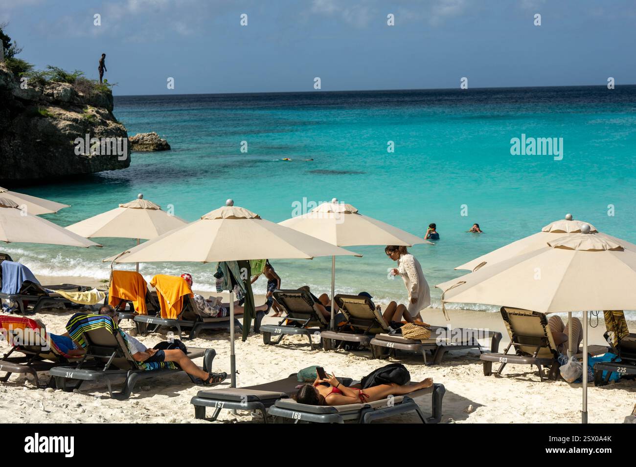 Turisti sulla spiaggia di Curacao Foto Stock