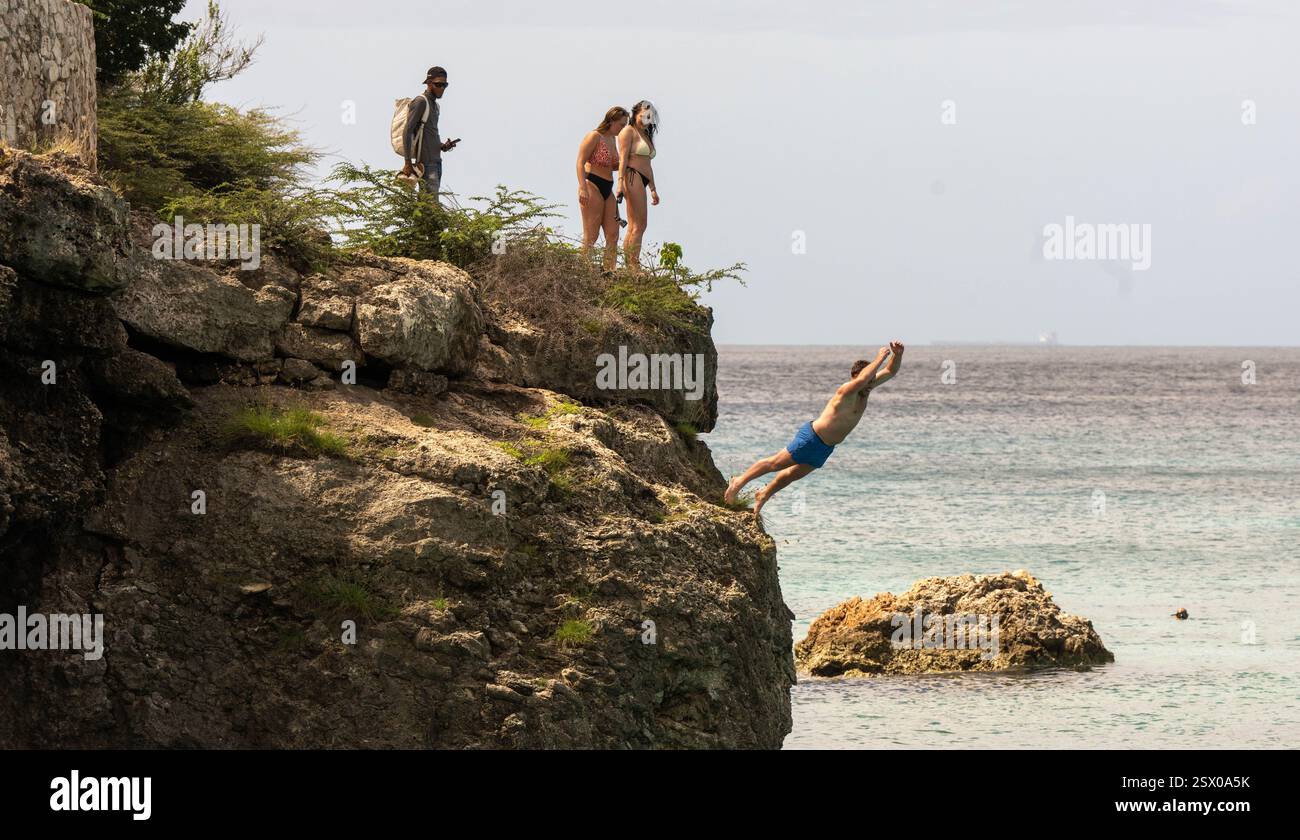Salto dalla scogliera, spiaggia di Curacao Foto Stock