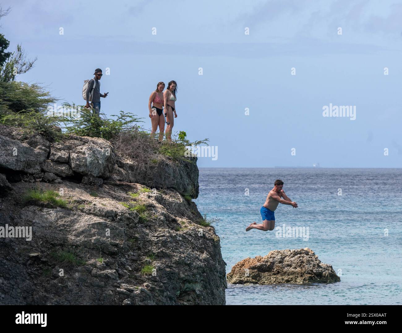 Salto dalla scogliera, spiaggia di Curacao Foto Stock