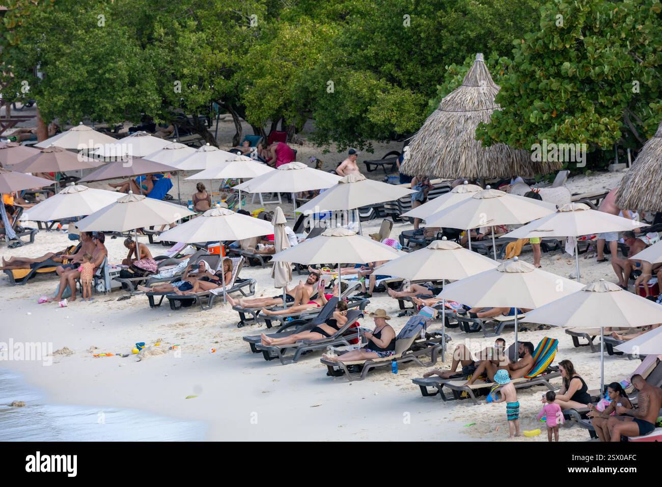 Turisti sulla spiaggia di CuraCao Foto Stock