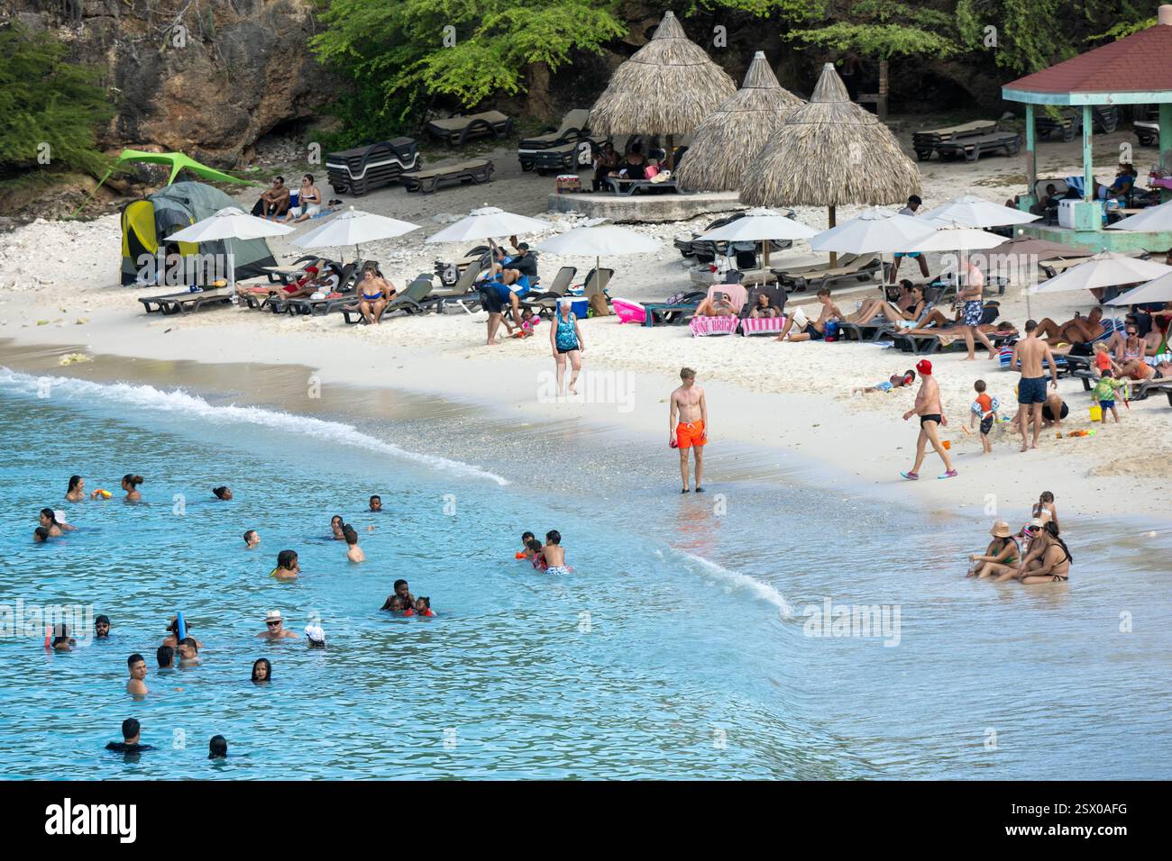 Turisti sulla spiaggia di CuraCao Foto Stock