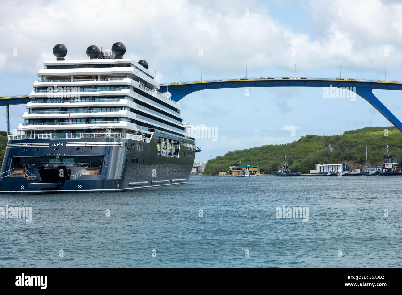 Il superyacht MV Ilma, la Ritz-Carlton Yacht Collection e il Queen Juliana Bridge, un ponte ad arco di alto livello, porto di Willemstad Curacao Foto Stock