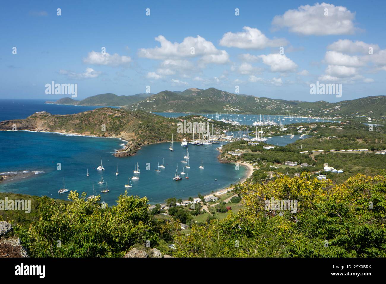Vista da Shirley Heights i, storico complesso militare di Antigua, famoso per le sue viste panoramiche mozzafiato del porto inglese e del porto di Falmouth, Foto Stock