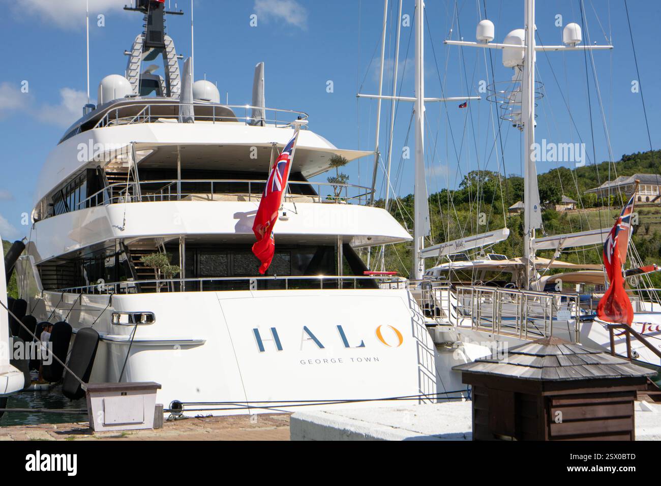 HALO un super yacht a motore di lusso di 57 m disponibile per il noleggio costruito nel 2015, ristrutturato nel 2021 presso il cantiere navale di Nelson, patrimonio dell'umanità dell'UNESCO e storico Foto Stock