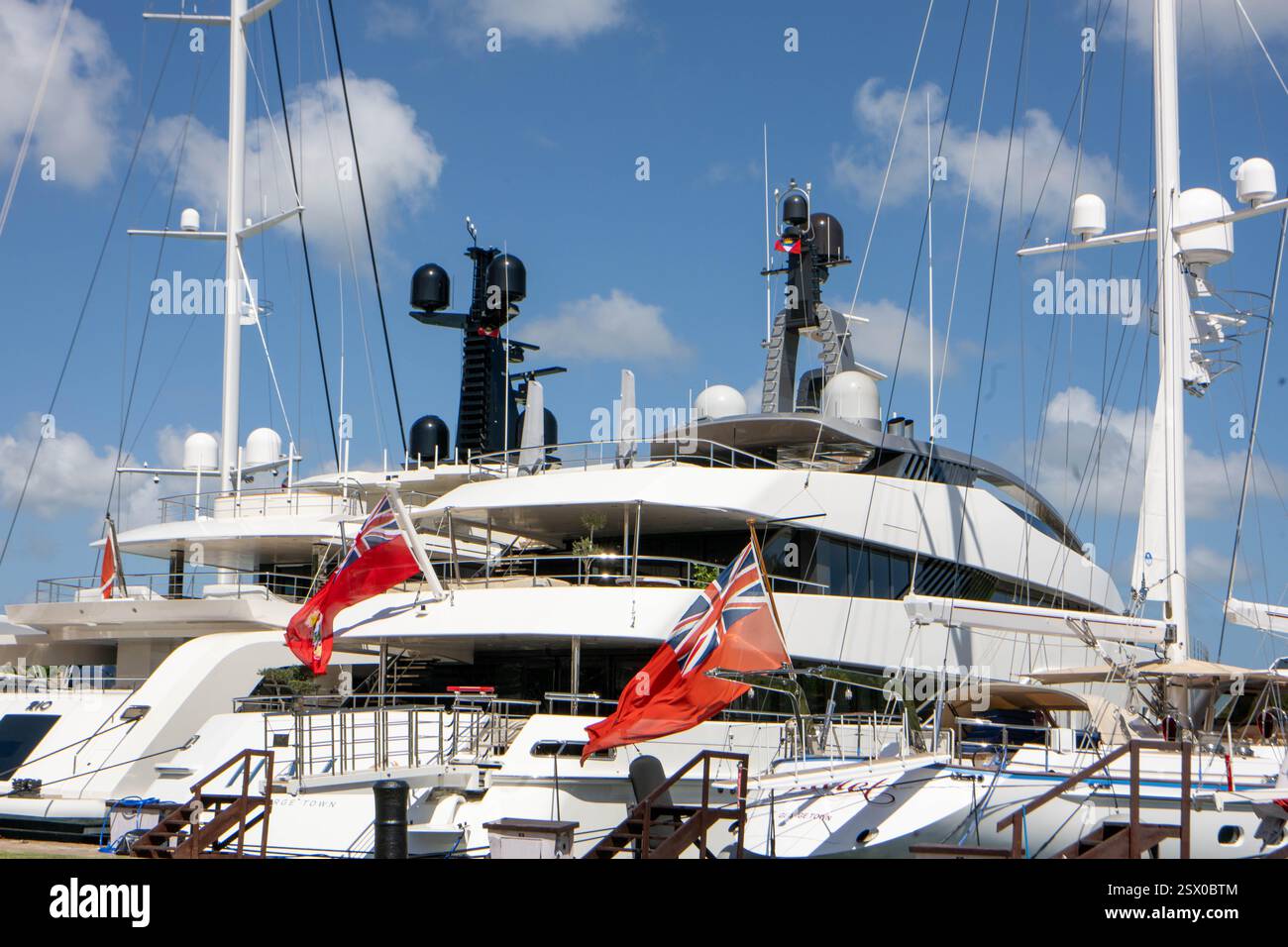 Yacht di lusso presso il cantiere navale di Nelson, patrimonio dell'umanità dell'UNESCO e storica base navale situata nel porto inglese di Antigua Foto Stock