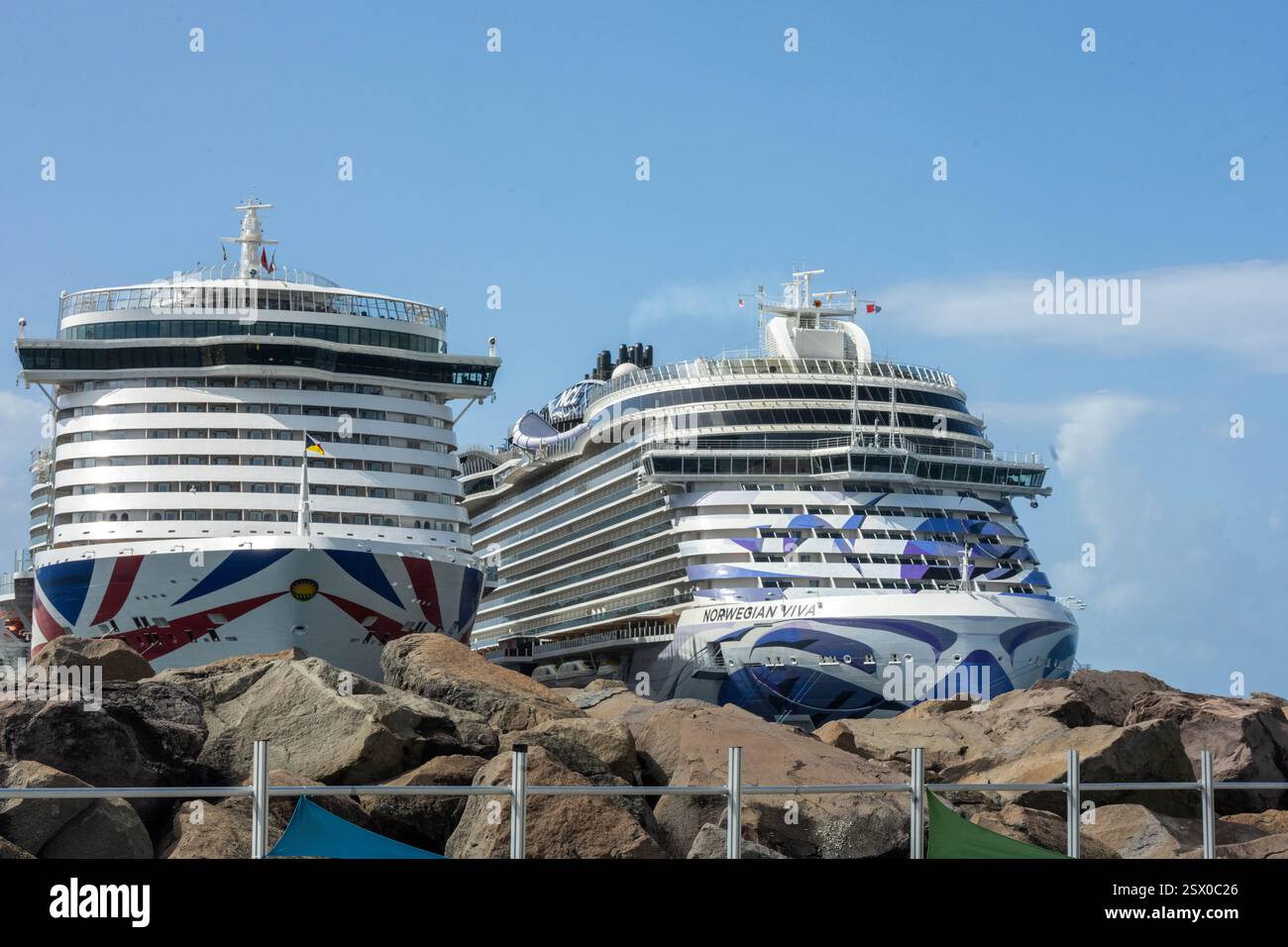 La Iona è una nave da crociera di classe Excellence gestita da P&o Cruises e la Norwegian Viva è una nave da crociera di prima classe gestita da Norwegian Cruise L. Foto Stock
