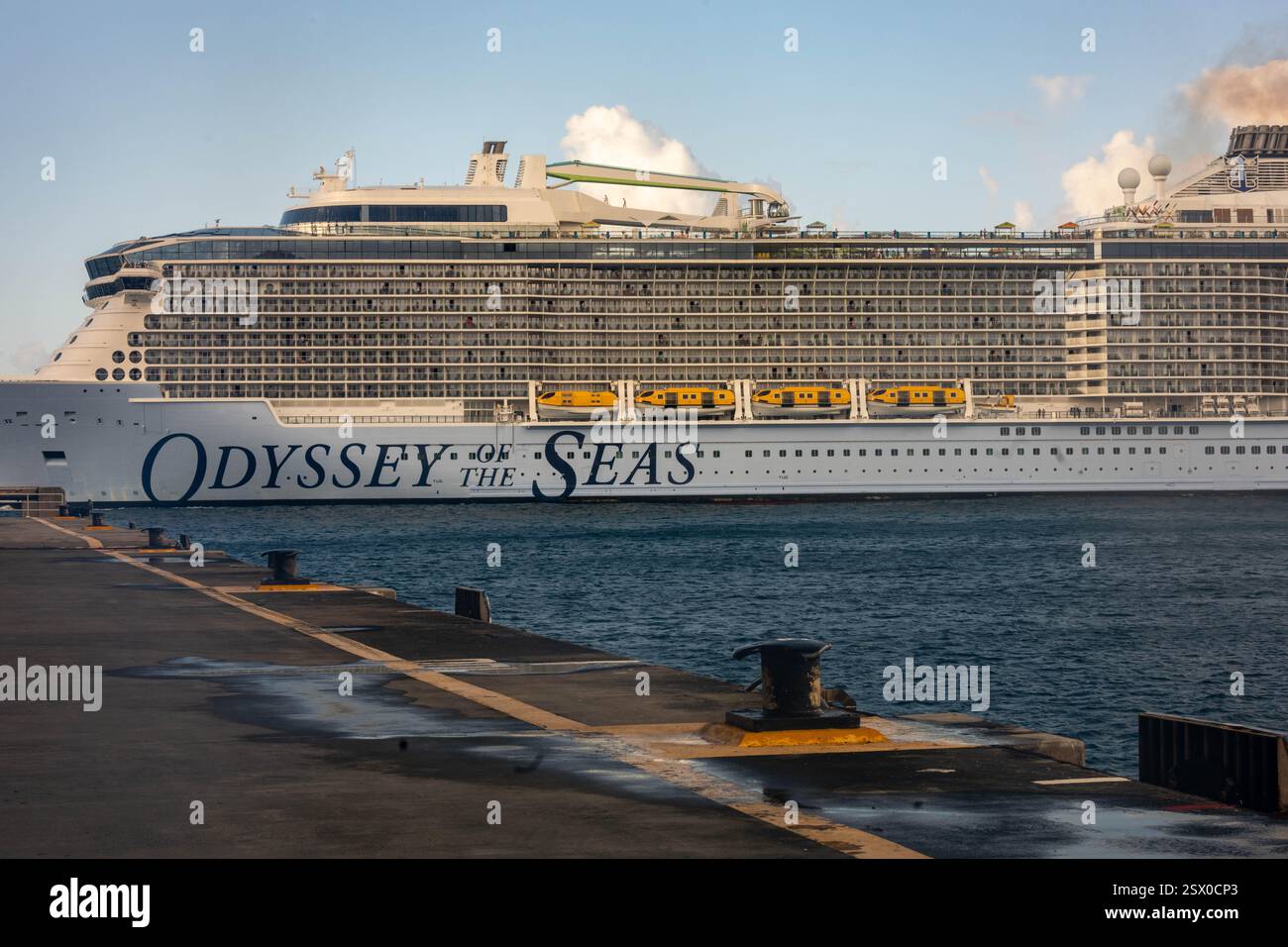 Odyssey of the Seas è una nave da crociera di classe Quantum Ultra operata dalla Royal Caribbean International ormeggiata a Saint Martin Caribbean Foto Stock