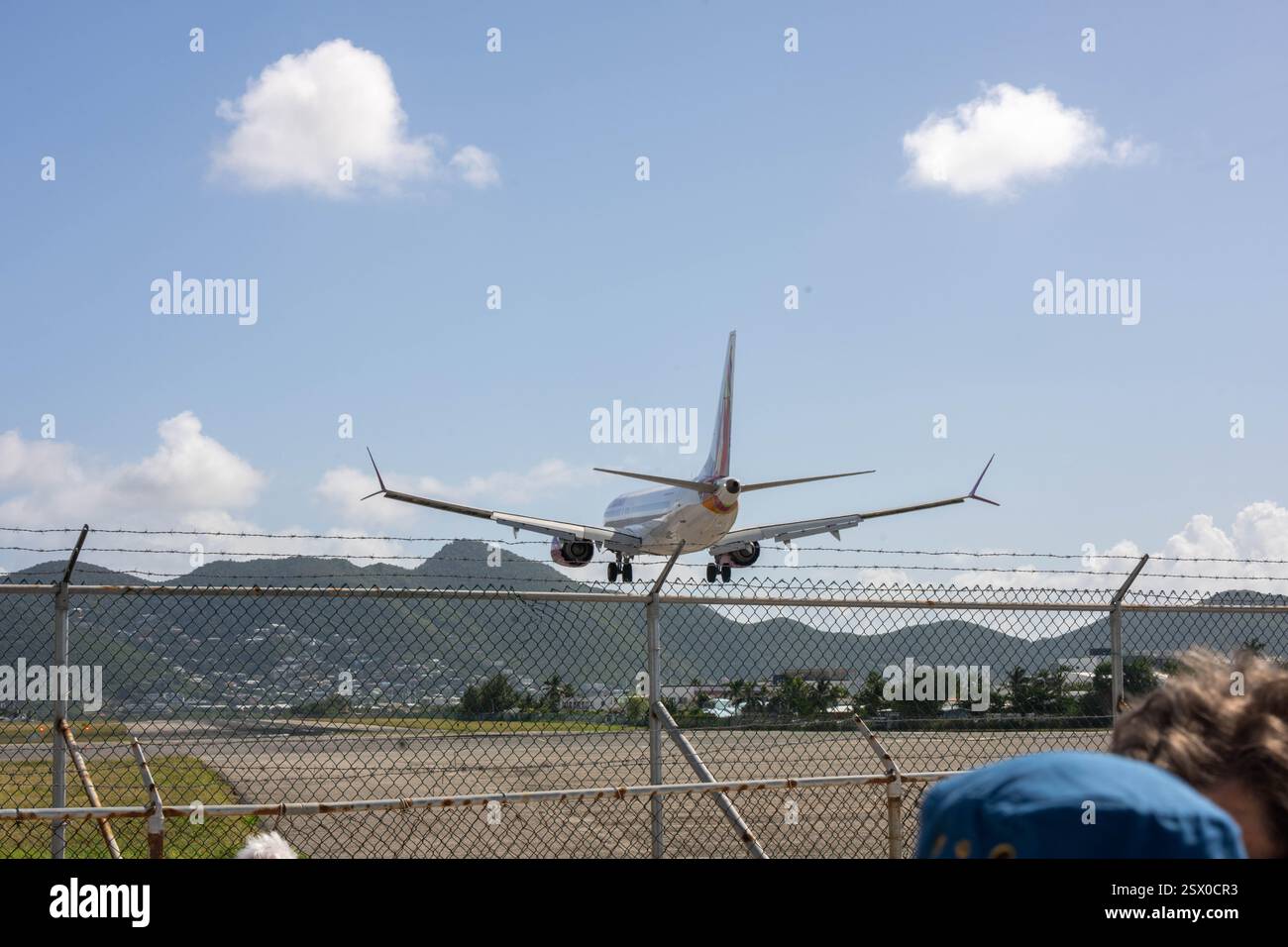 Un Boeing 737-8 MAX operato da Caribbean Airlines atterra all'aeroporto internazionale Princess Juliana Saint Martin Caribbean, sorvola la spiaggia Foto Stock